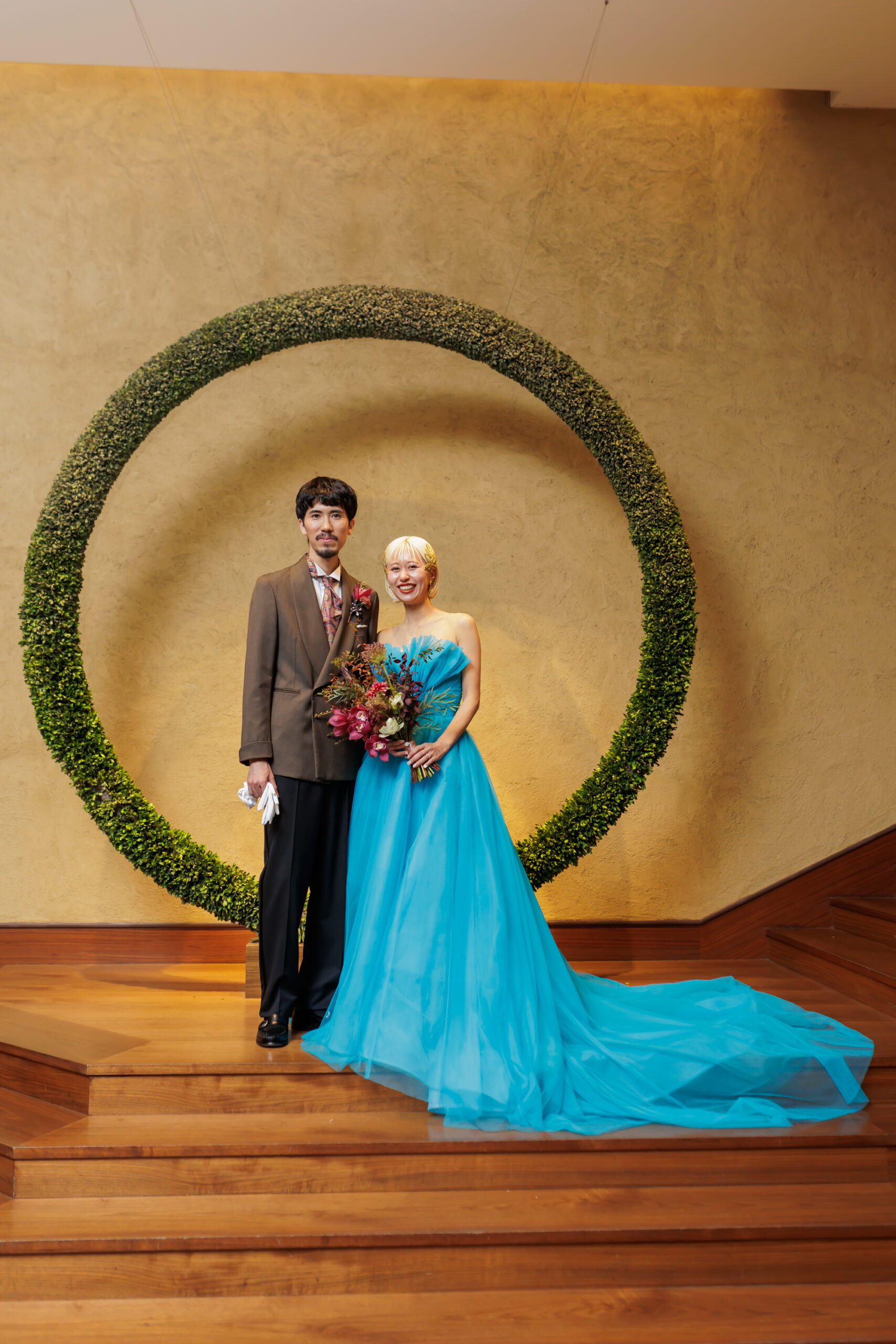 はち花に人気のフォトスポットでモニークルイリエのインポートカラードレスを纏いお洒落なスタイルでお写真を撮影するご新郎ご新婦様