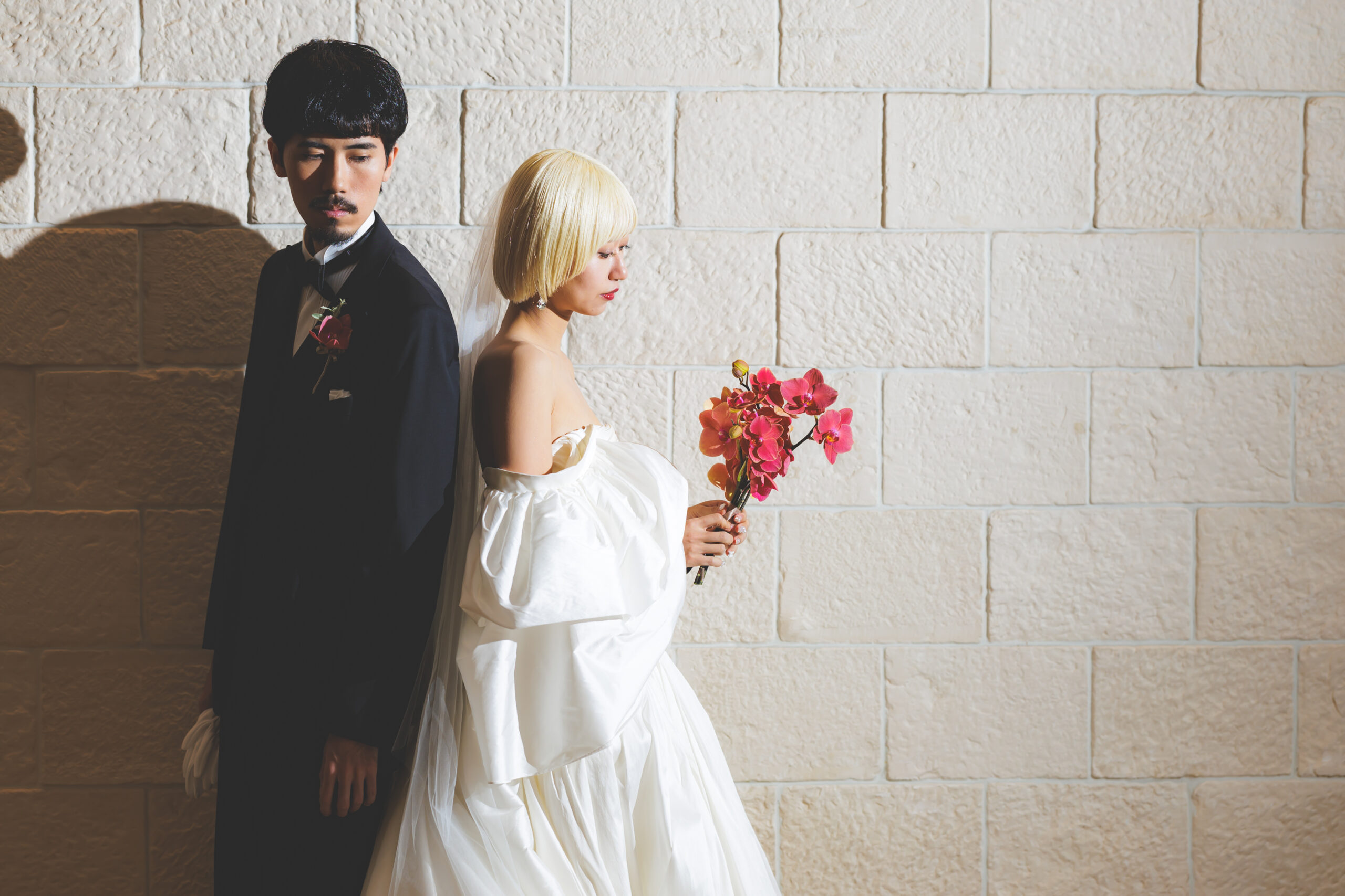 ザトリートドレッシングアディション店でお取り扱いのあるアムサーラのウェディングドレスとトリートオリジナルのブラックのタキシードに身を包むご新郎ご新婦様