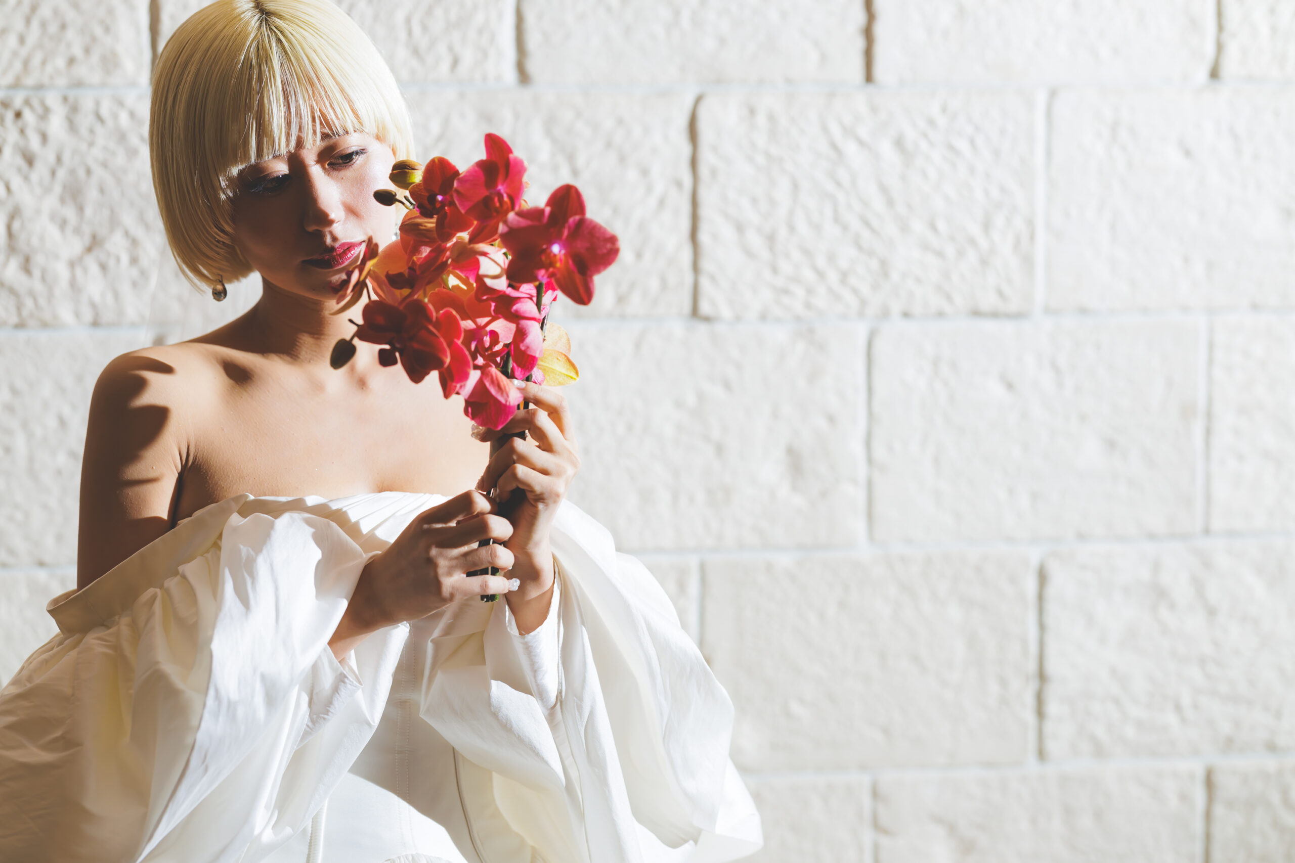 ご新婦様のセレクトされたアムサーラのウェディングドレスは、トレンドとクラシックを掛け合わせた上品かつお洒落なウェディングドレスです