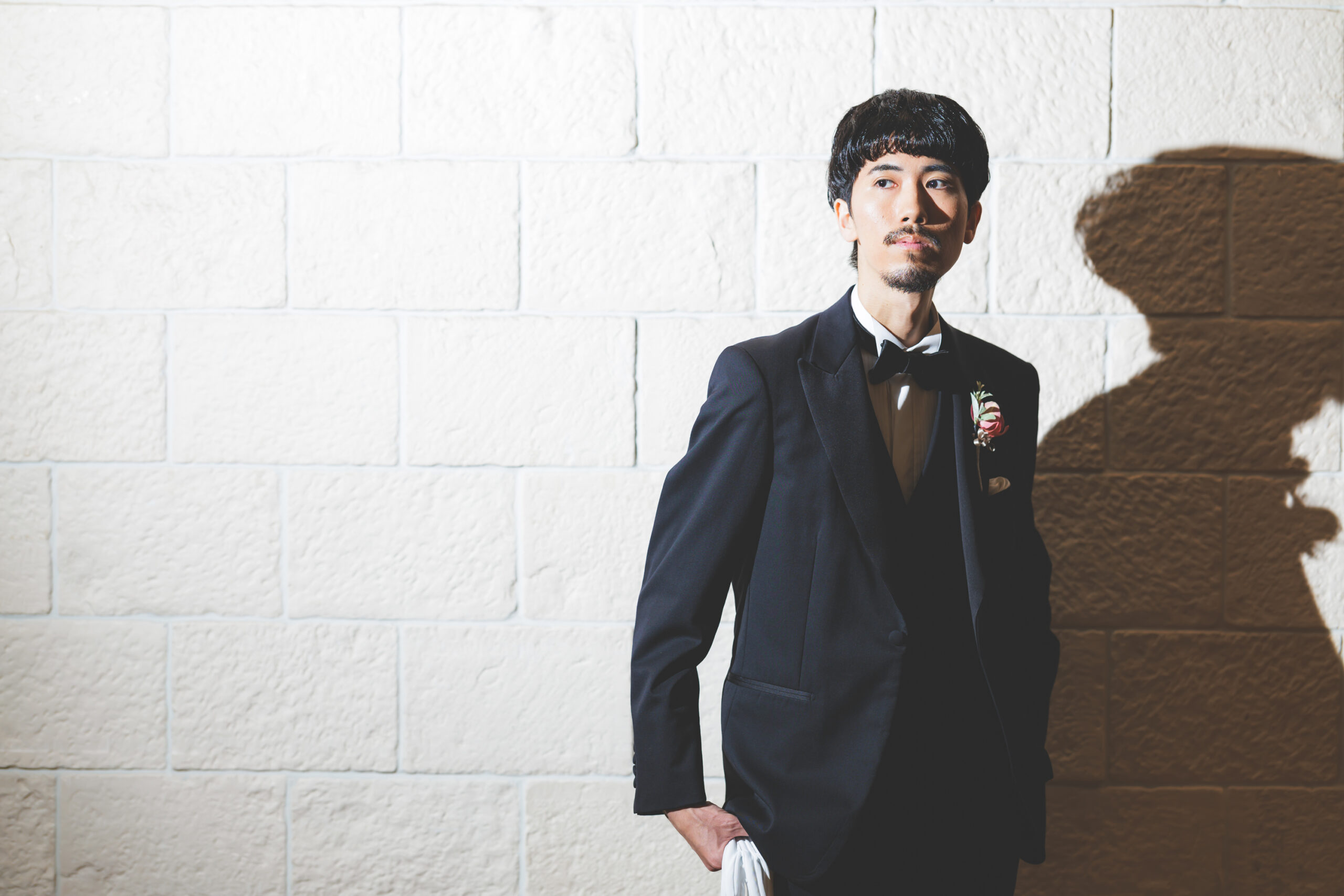 歴史ある八芳園の会場でオーセンティックなブラックタキシードを纏うご新郎様