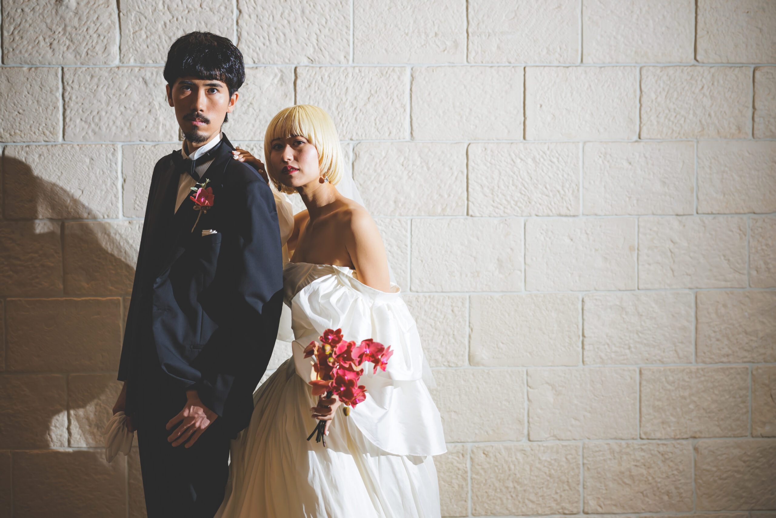 ザトリートドレッシングアディション店でお取り扱いのあるアムサーラのウェディングドレスとトリートオリジナルのブラックのタキシードに身を包むご新郎ご新婦様