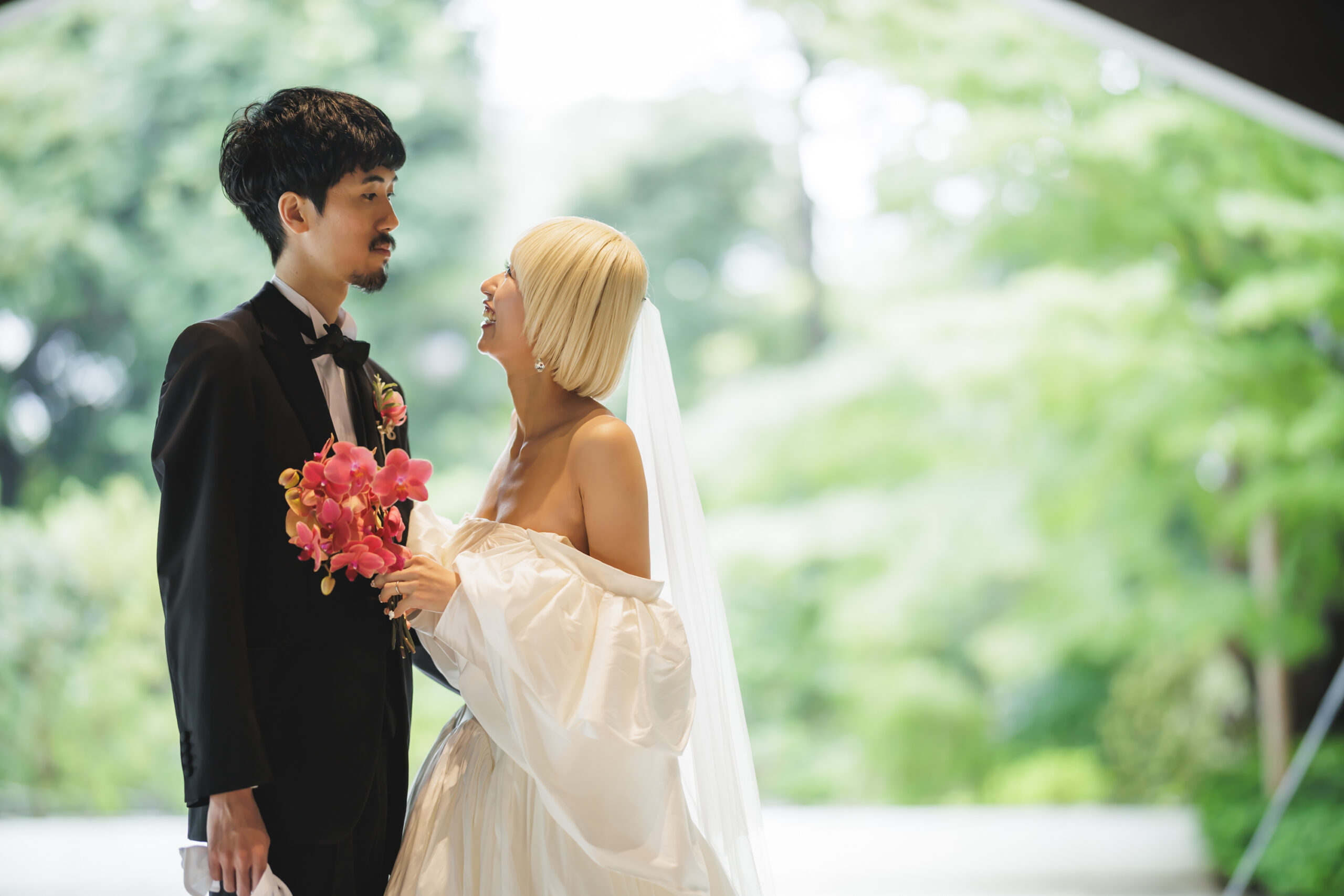 ザトリートドレッシングの提携会場八芳園で結婚式を挙げられたお洒落な花嫁とご新郎様のお二人のウェディングのご紹介をいたします