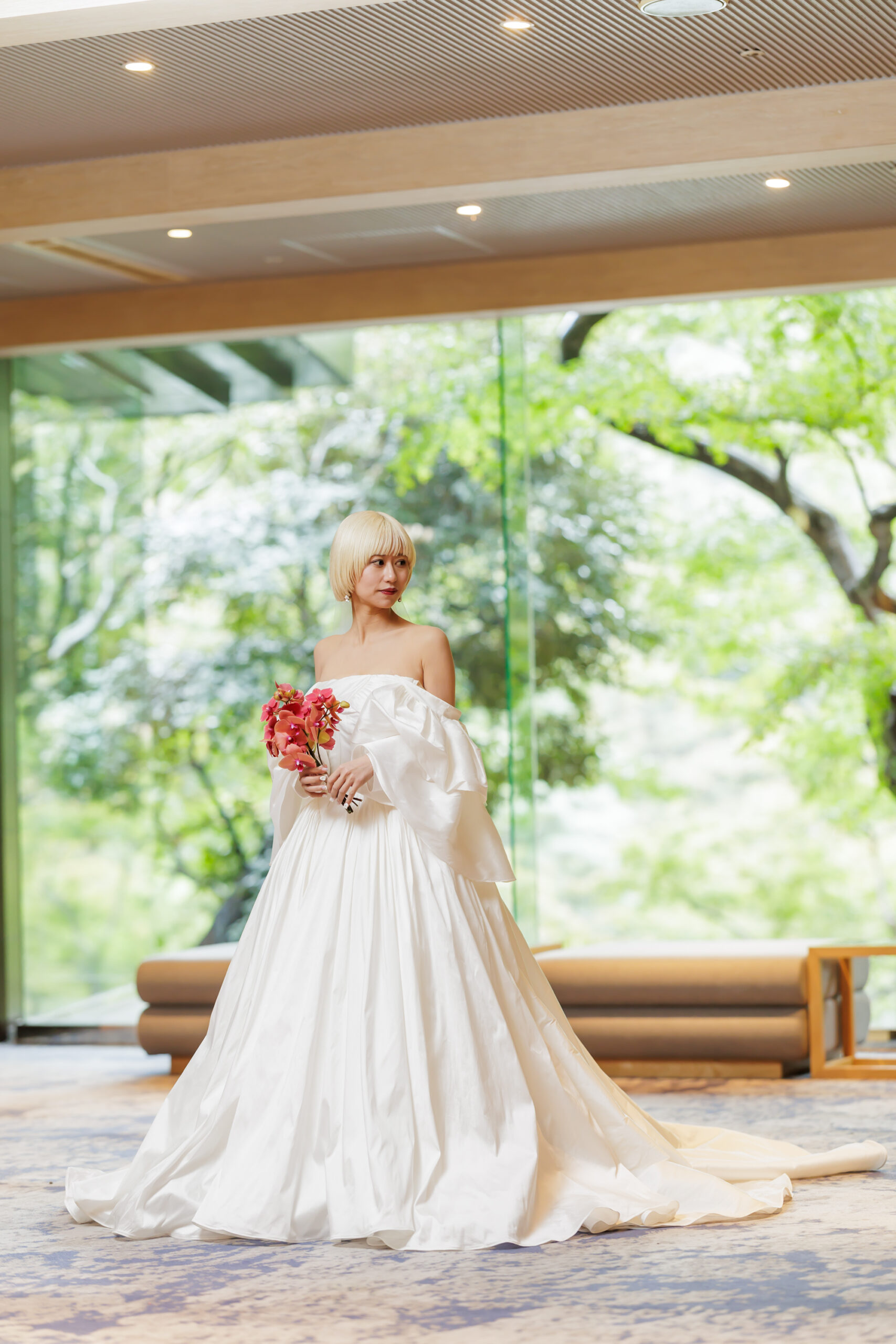 ザトリートドレッシングアディション店でお取り扱いをしているアムサーラのウェディングドレスを纏い八芳園でお式を挙げられたご新婦様