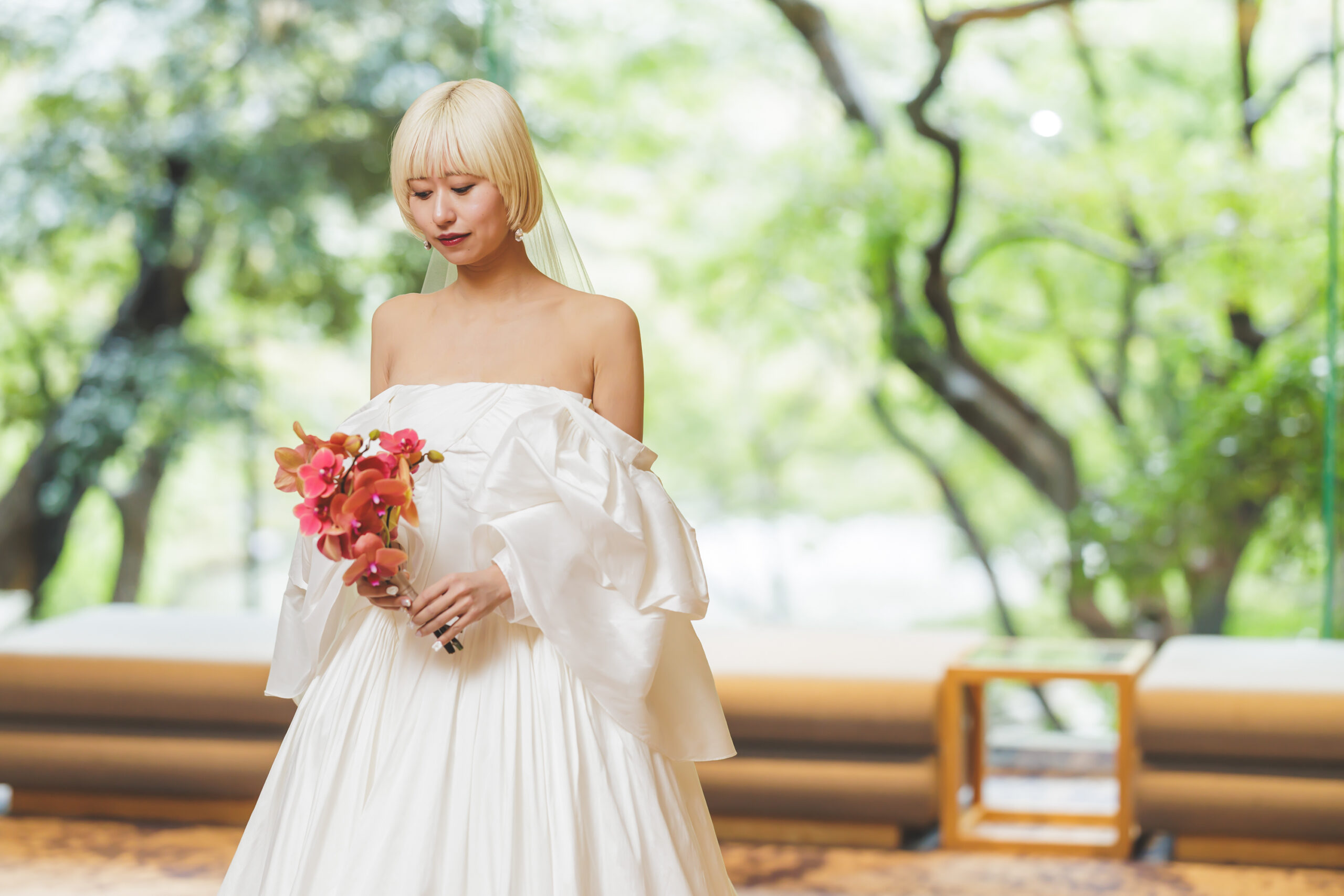 ザトリートドレッシングアディション店でお取り扱いのあるアムサーラのウェディングドレスを結婚式で纏うおしゃれなご新婦様