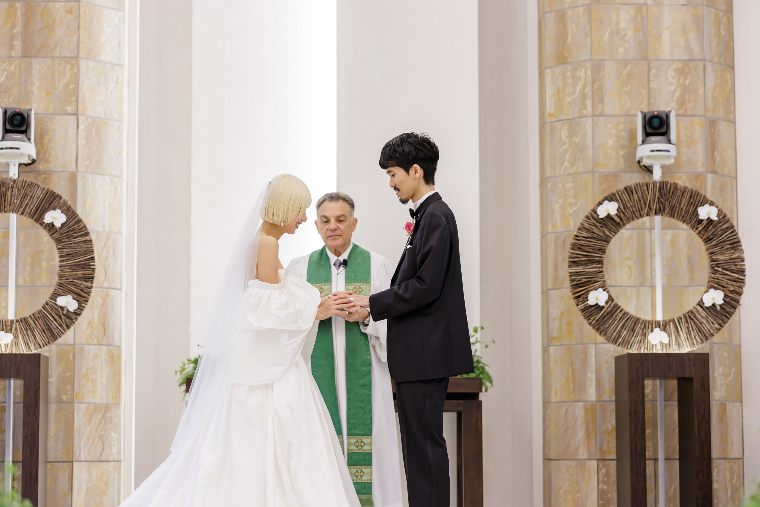 ザトリートドレッシングアディション店の提携会場八芳園のオリエンタルチャペルでアムサーラのウェディングドレスを纏い挙式を行うご新郎ご新婦様