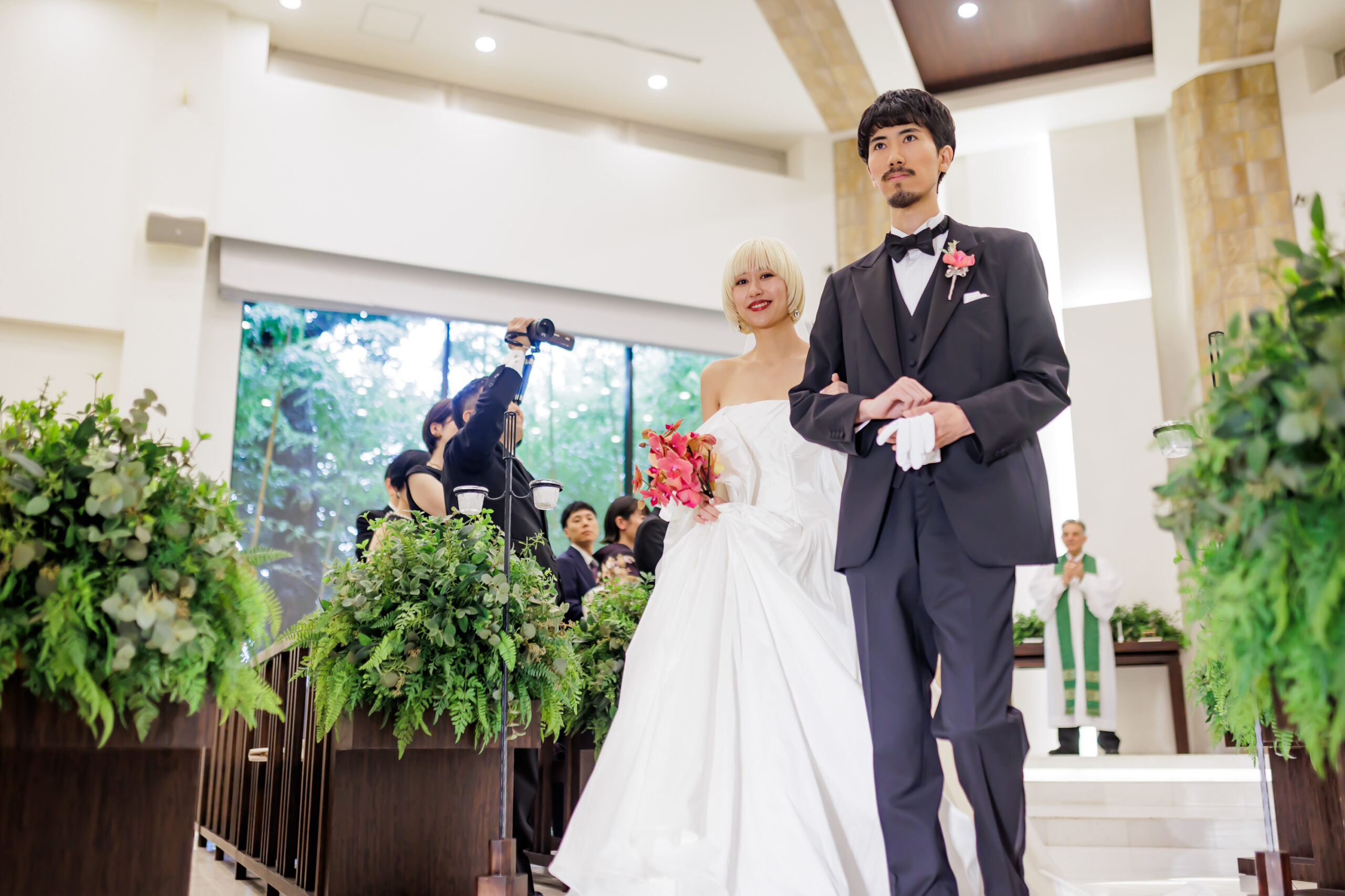 ザトリートドレッシングアディション店の提携会場八芳園のオリエンタルチャペルでアムサーラのウェディングドレスを纏い挙式を行うご新郎ご新婦様