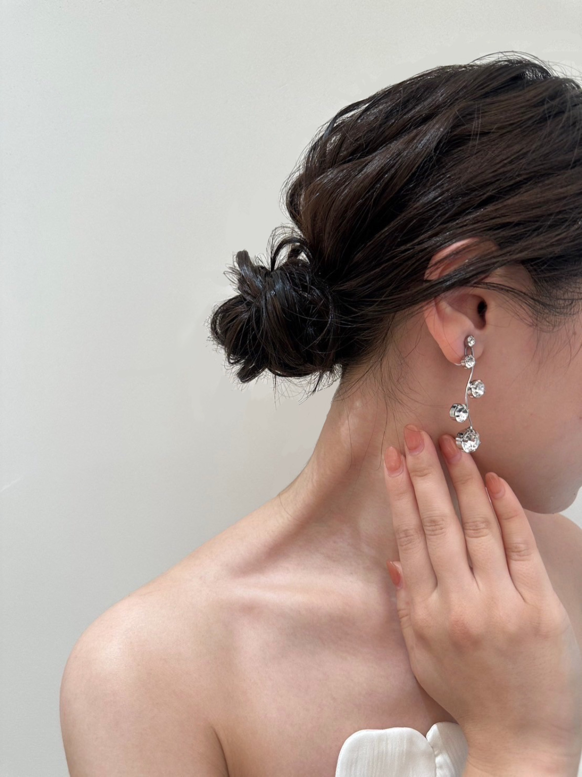 レラローズの新作ウェディングドレスに合う上品でミニマムなコーディネートをおしゃれな花嫁様におすすめいたします。