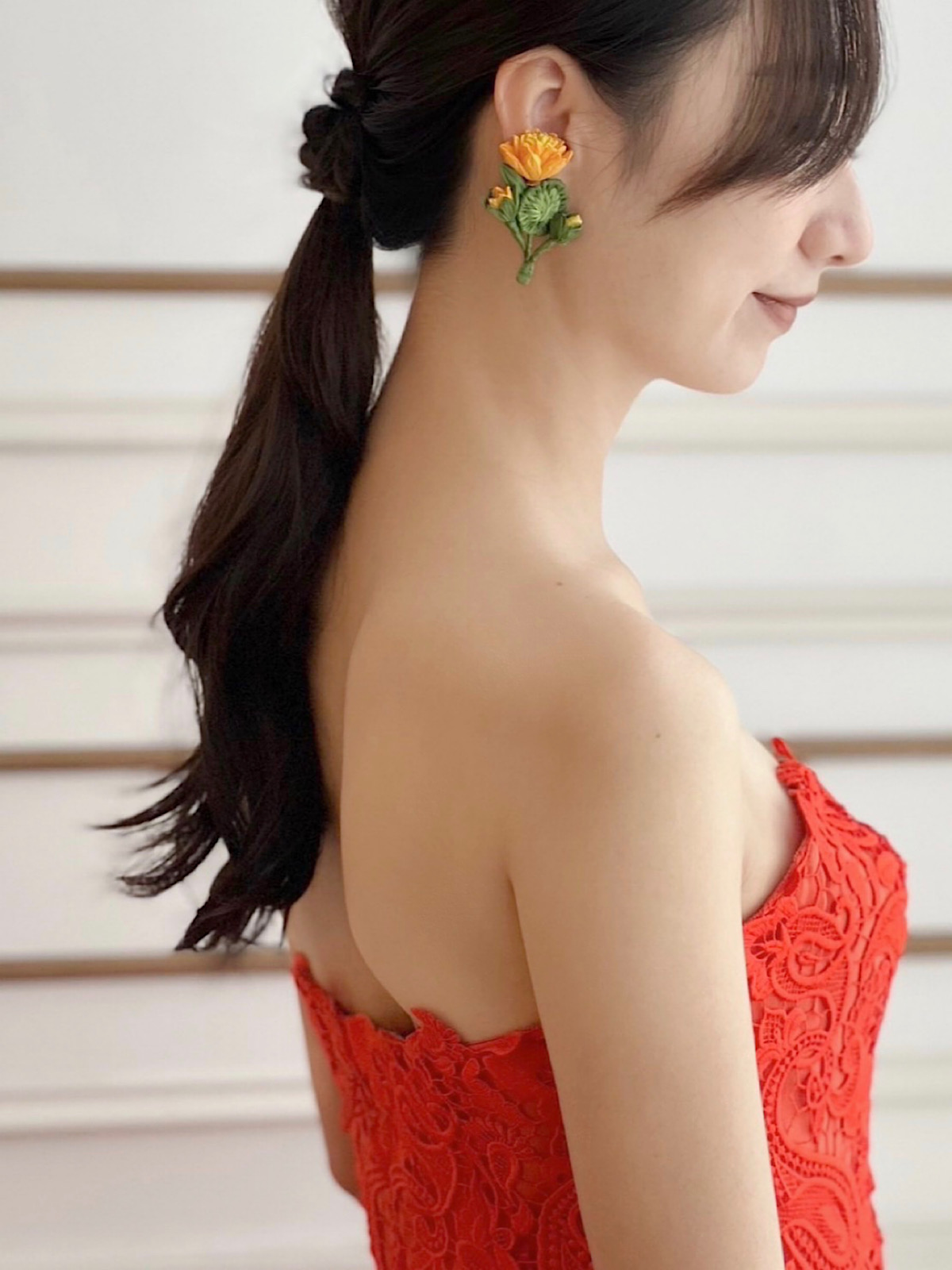 キャッチーな3Dフラワーのイヤリングが印象的なお色直しにおすすめのコーディネート