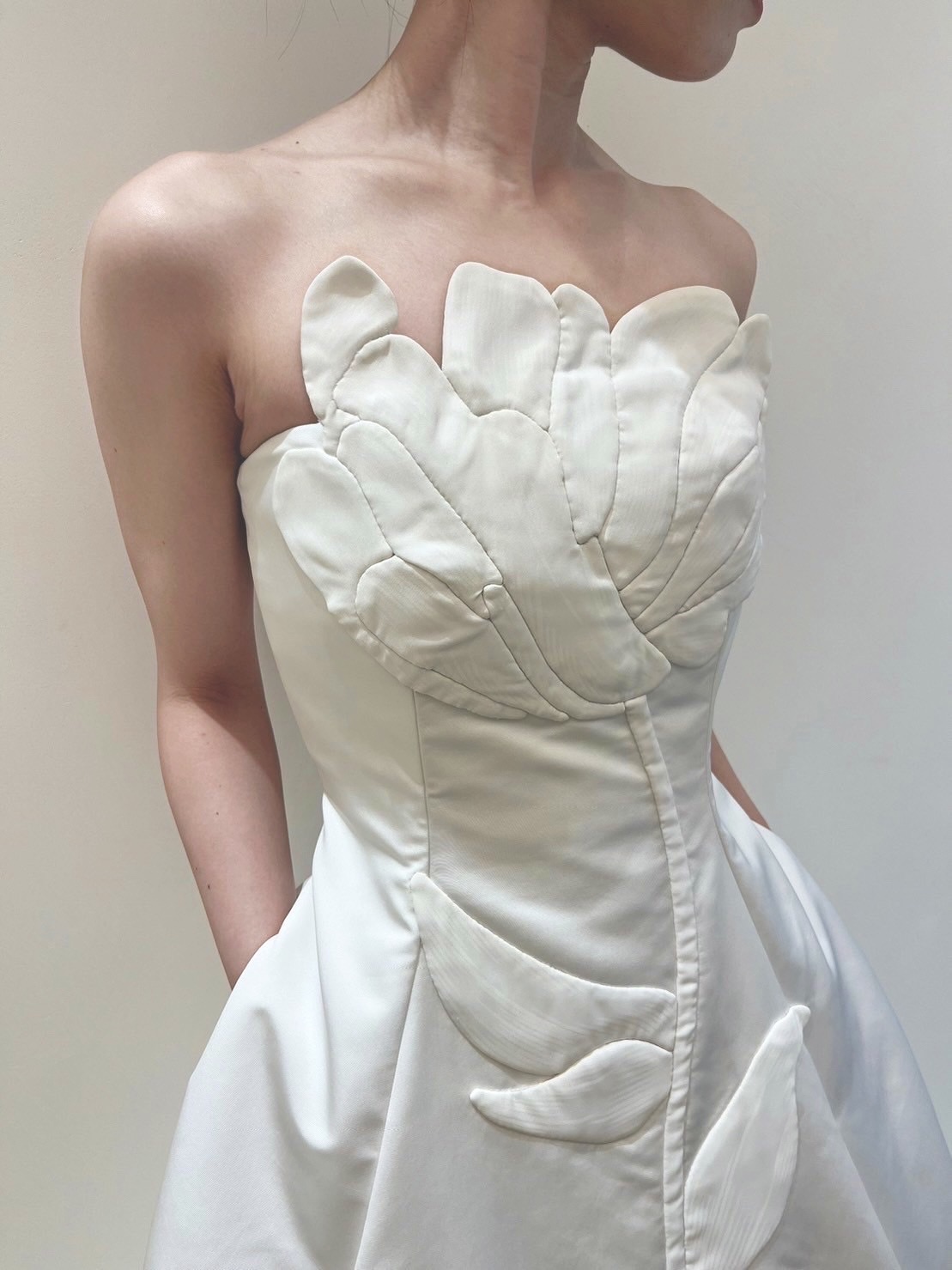 オリエンタルホテル神戸の結婚式におすすめの新作ウェディングドレスレラローズのAラインのチューリップのハンドペイントが美しいウェディングをご紹介させていただきます。