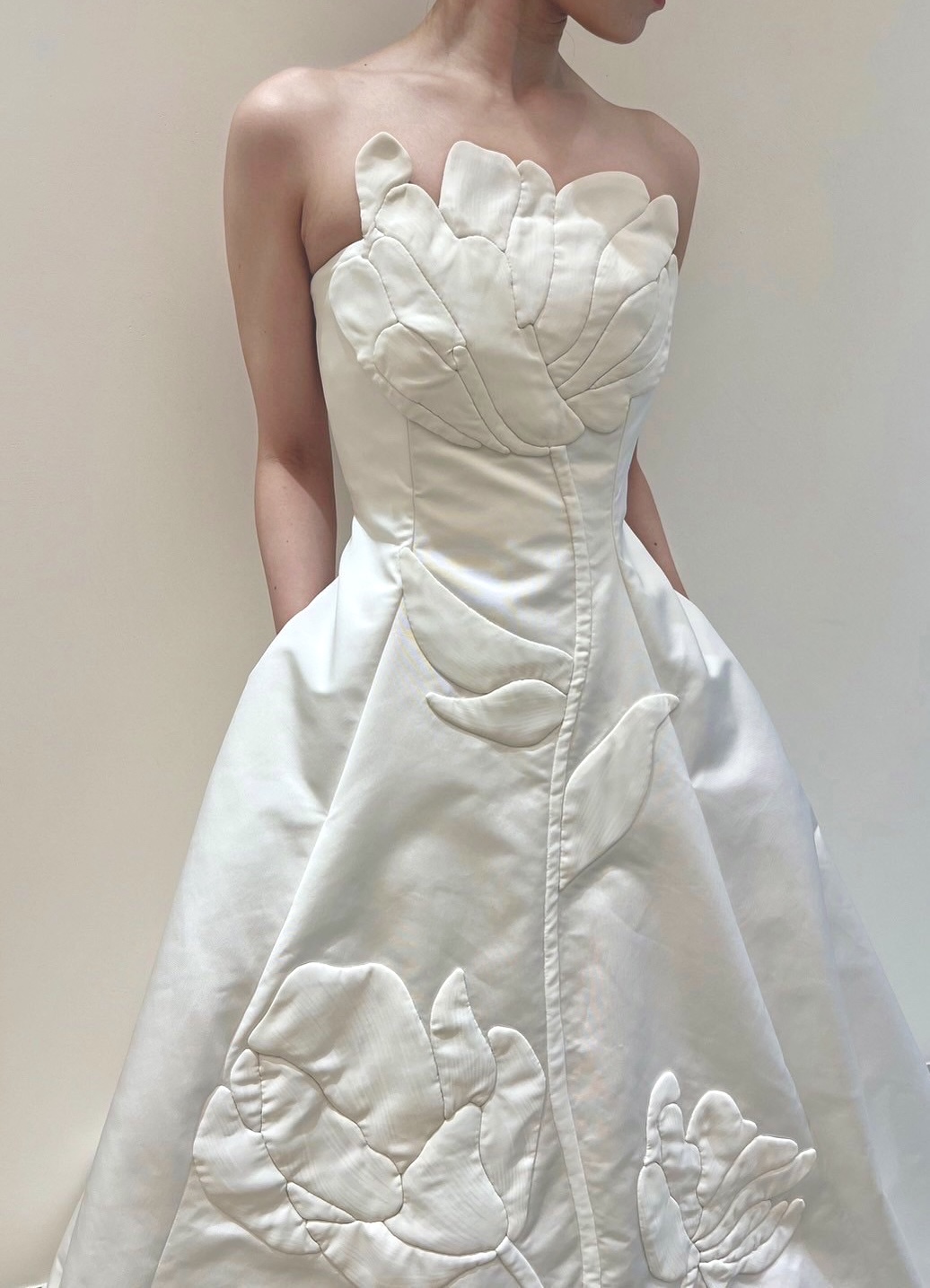 オリエンタルホテル神戸の結婚式におすすめのレラローズのAラインのおしゃれなウェディングをご紹介させていただきます。