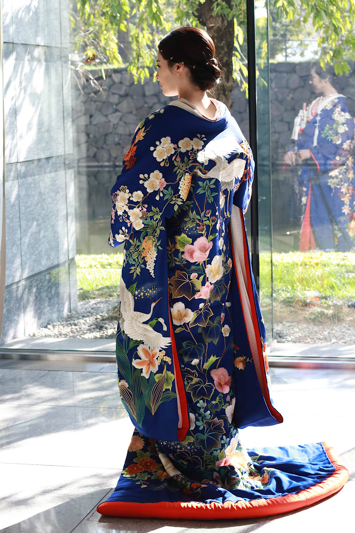 THETREATDRESSINGアディション店へ入荷した鮮やかな青色地に鶴や花柄の美しいモダンな色打掛のご紹介