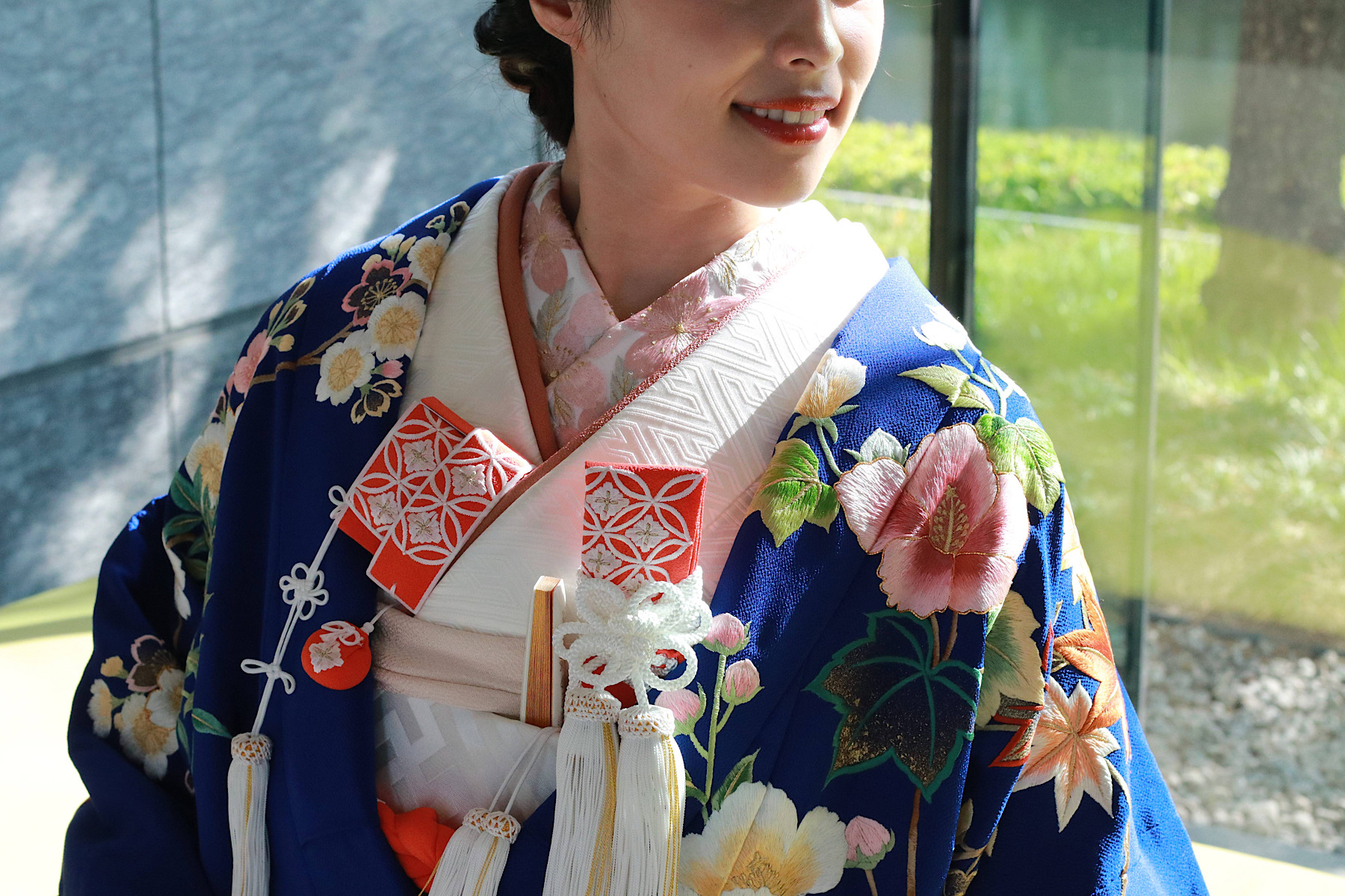 パレスホテル東京で結婚式を挙げる花嫁へザトリートドレッシングアディション店からおすすめしたい人気の青色の色打掛です