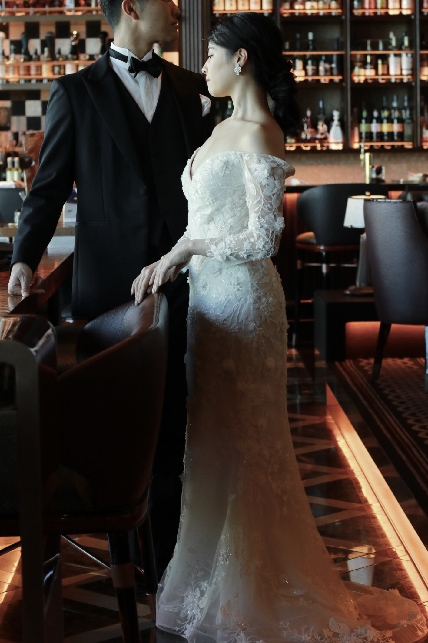 ザトリートドレッシングの新提携会場フォーシーズンズホテル東京大手町にて結婚式をされる花嫁におすすめのリームアクラの総レースのビジューの刺繍が美しいロングスリーブのマーメイドラインのウェディングドレスを長いウェディングドレスのご紹介