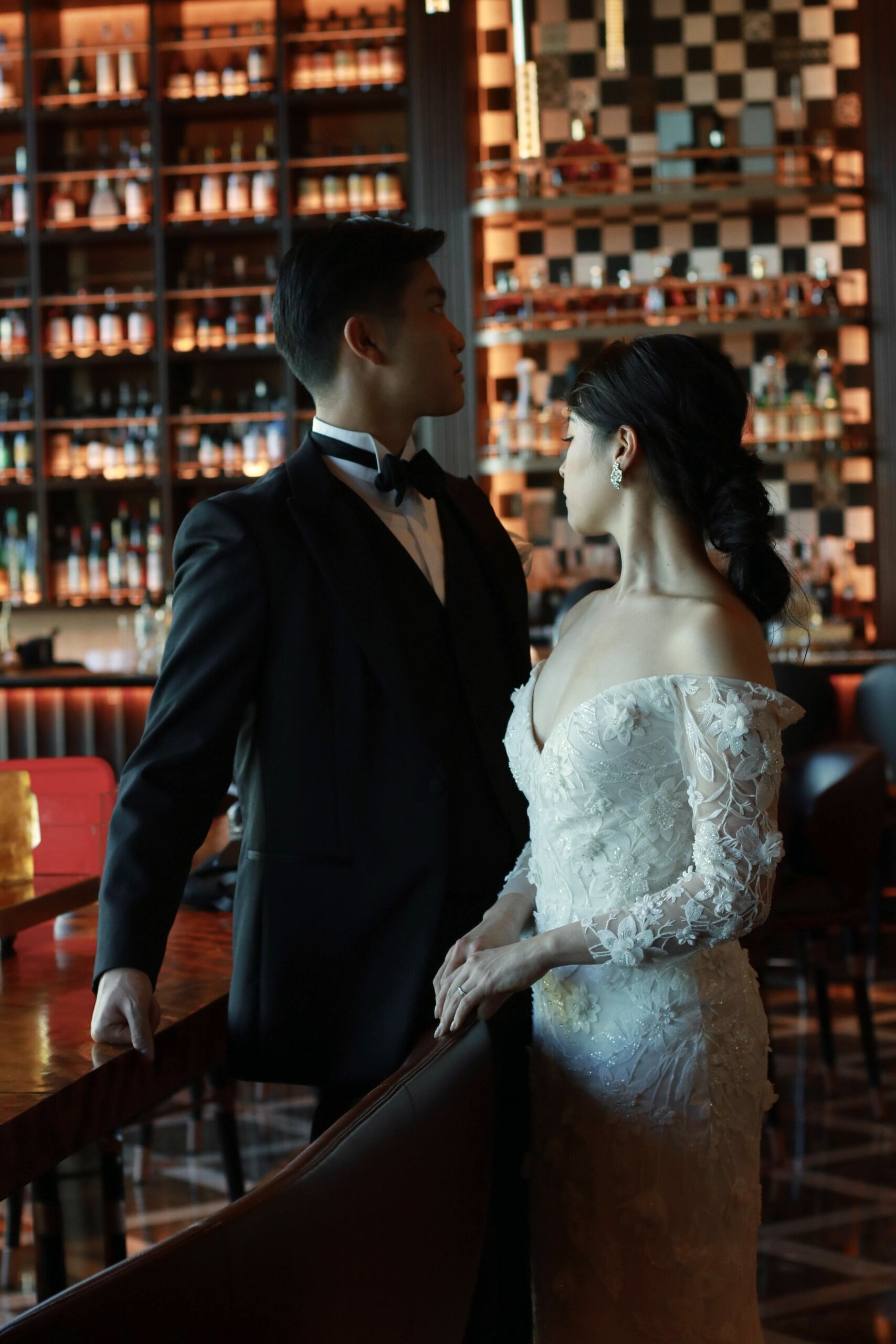 ザトリートドレッシングの新提携会場フォーシーズンズホテル東京大手町におすすめのリームアクラの総レースのビジューの刺繍が美しいロングスリーブのマーメイドラインのウェディングドレスを長いウェディングドレザトリートドレッシングの 新提携会場フォーシーズンズホテル東京大手町でリームアクラの総レースのビジューの刺繍が美しいロングスリーブのマーメイドラインのウェディングドレスのご紹介スのご紹介