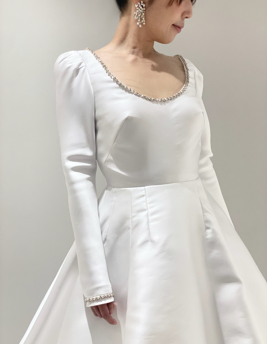 ザ トリートドレッシング大阪店よりご紹介するビジューがあしらわれたドレス