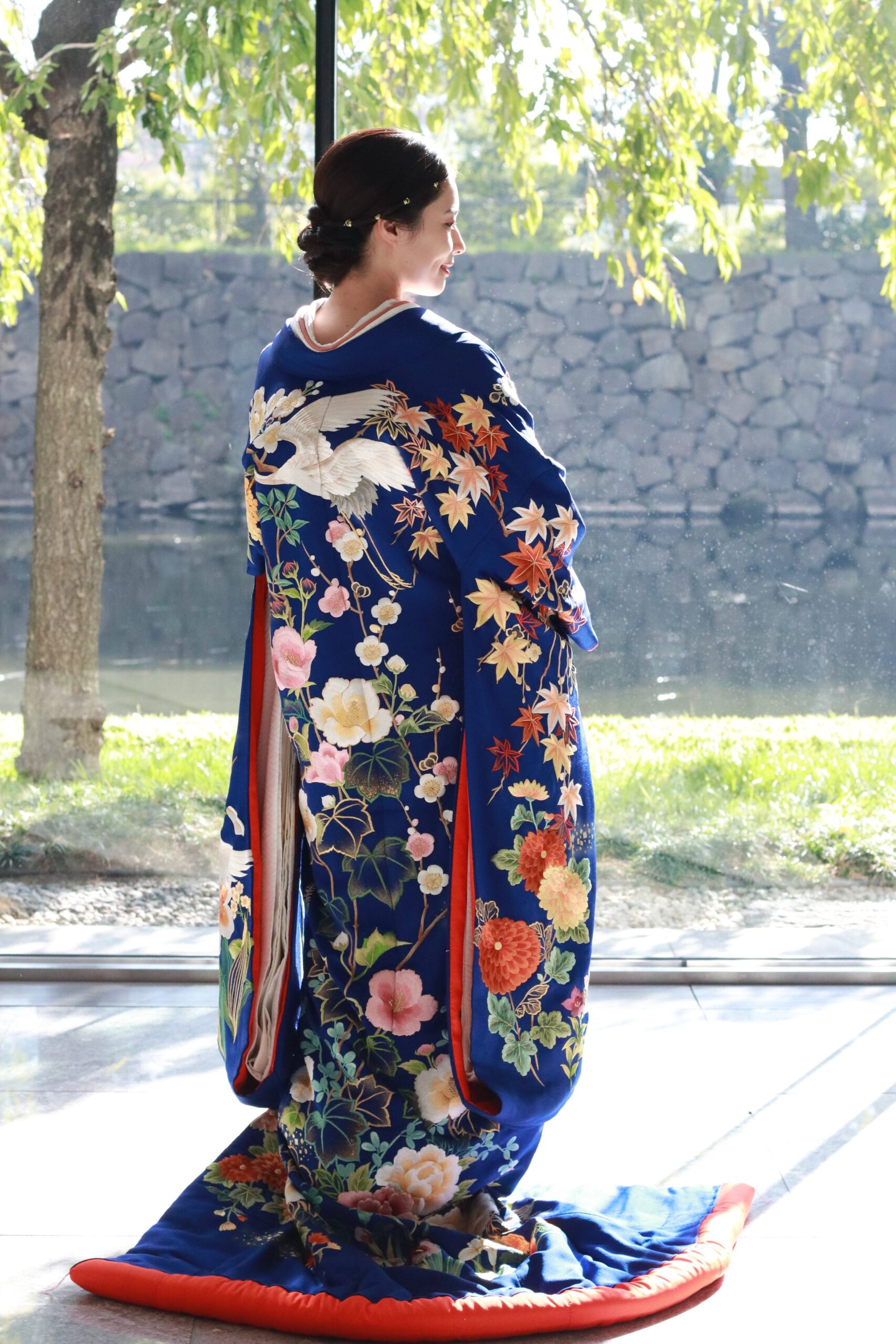 パレスホテル東京の結婚式でのお色直しにおすすめのザトリートドレッシングの青色のモダンな色打掛のご紹介