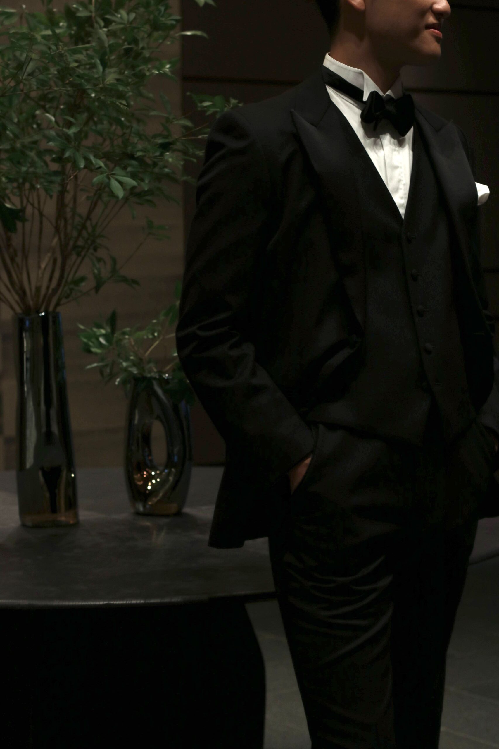 フォーシーズンズホテル東京大手町におすすめのクラシックでオーセンティックなブラックタキシードを着たご新郎様