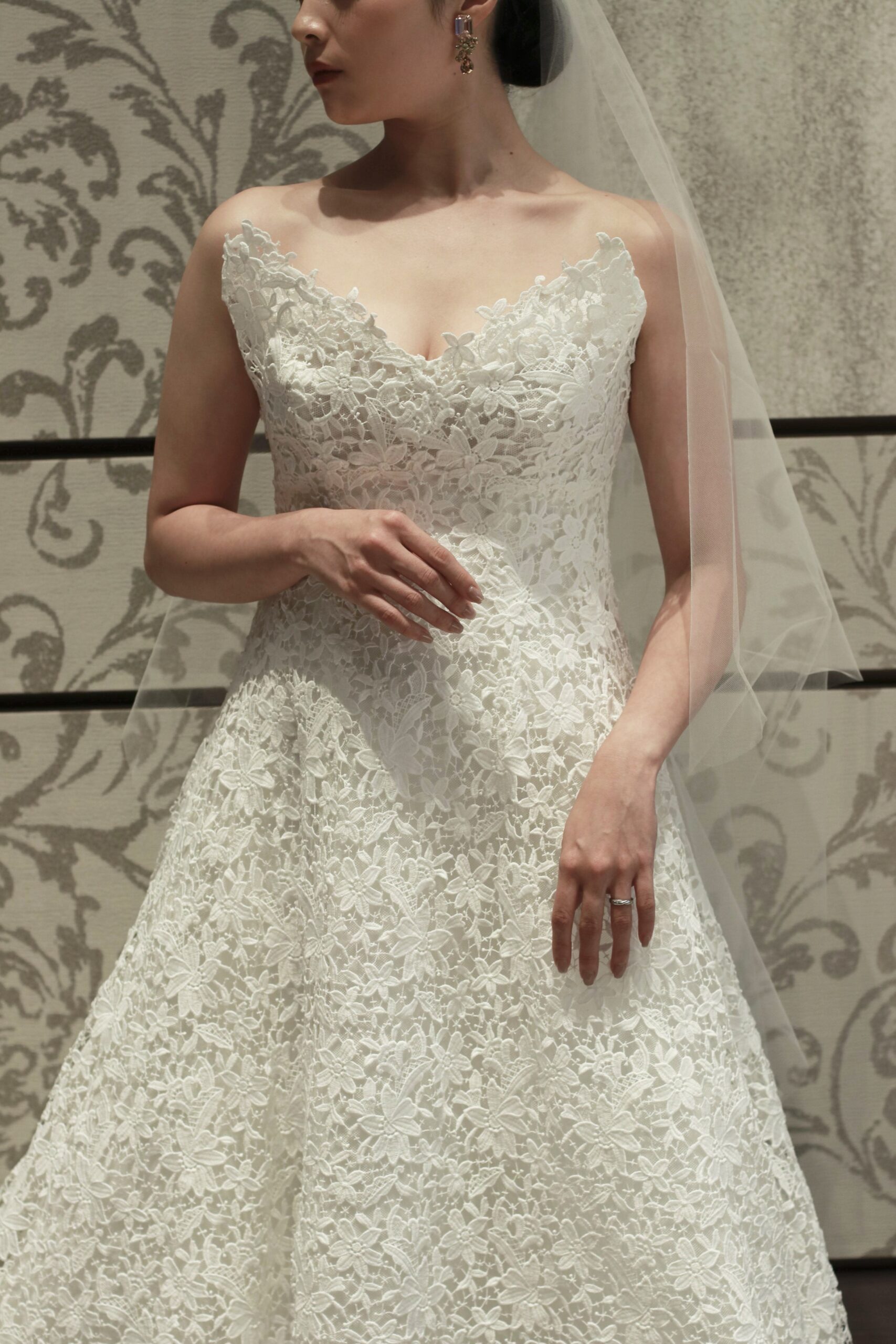フォーシーズンズホテル東京大手町で纏うザトリートドレッシングで花嫁に人気のMonique Lhuillierの総レース・Aラインのウェディングドレス