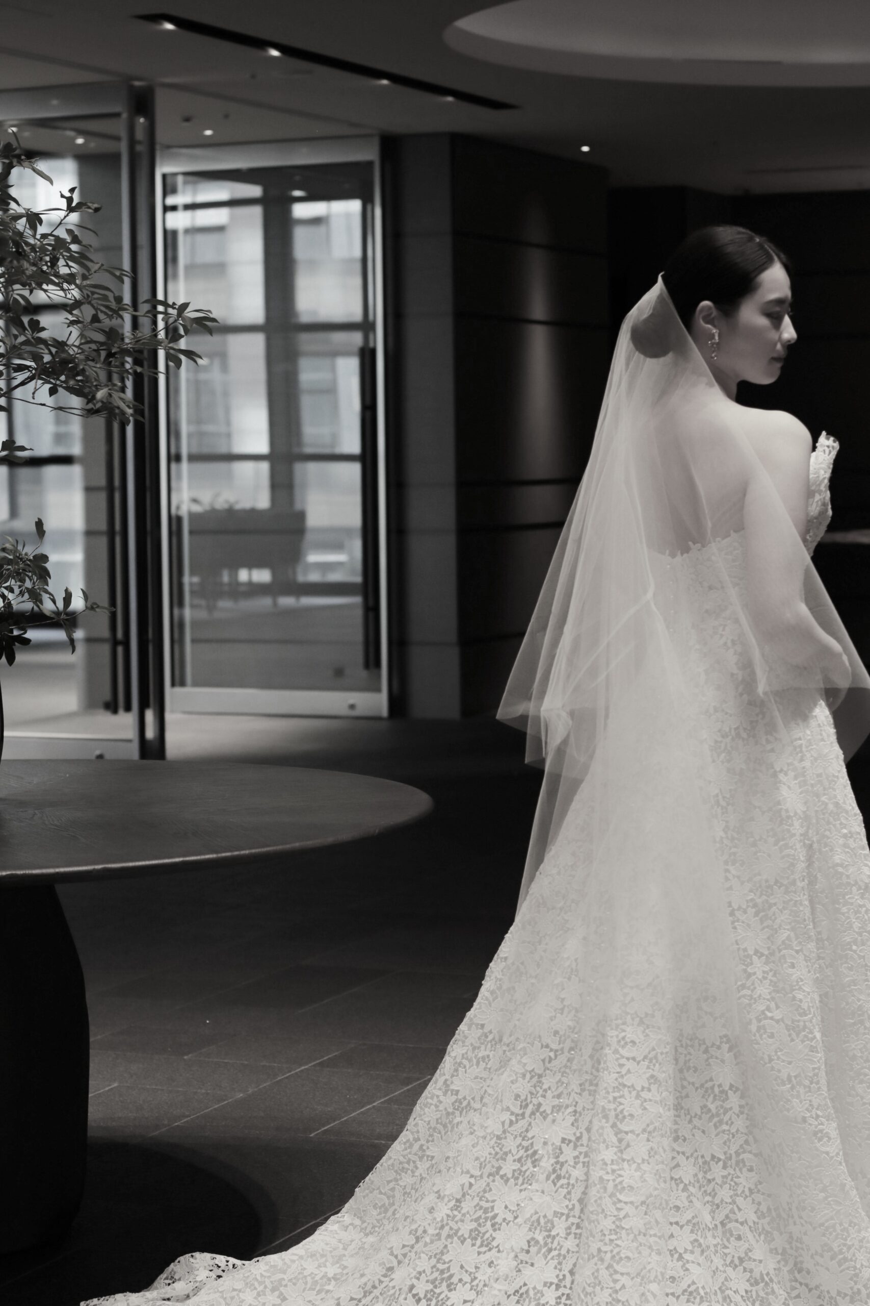 上品でエレガントな雰囲気を叶えるTREATで1番人気のモニークルイリエの総レースの華やかなウェディングドレス