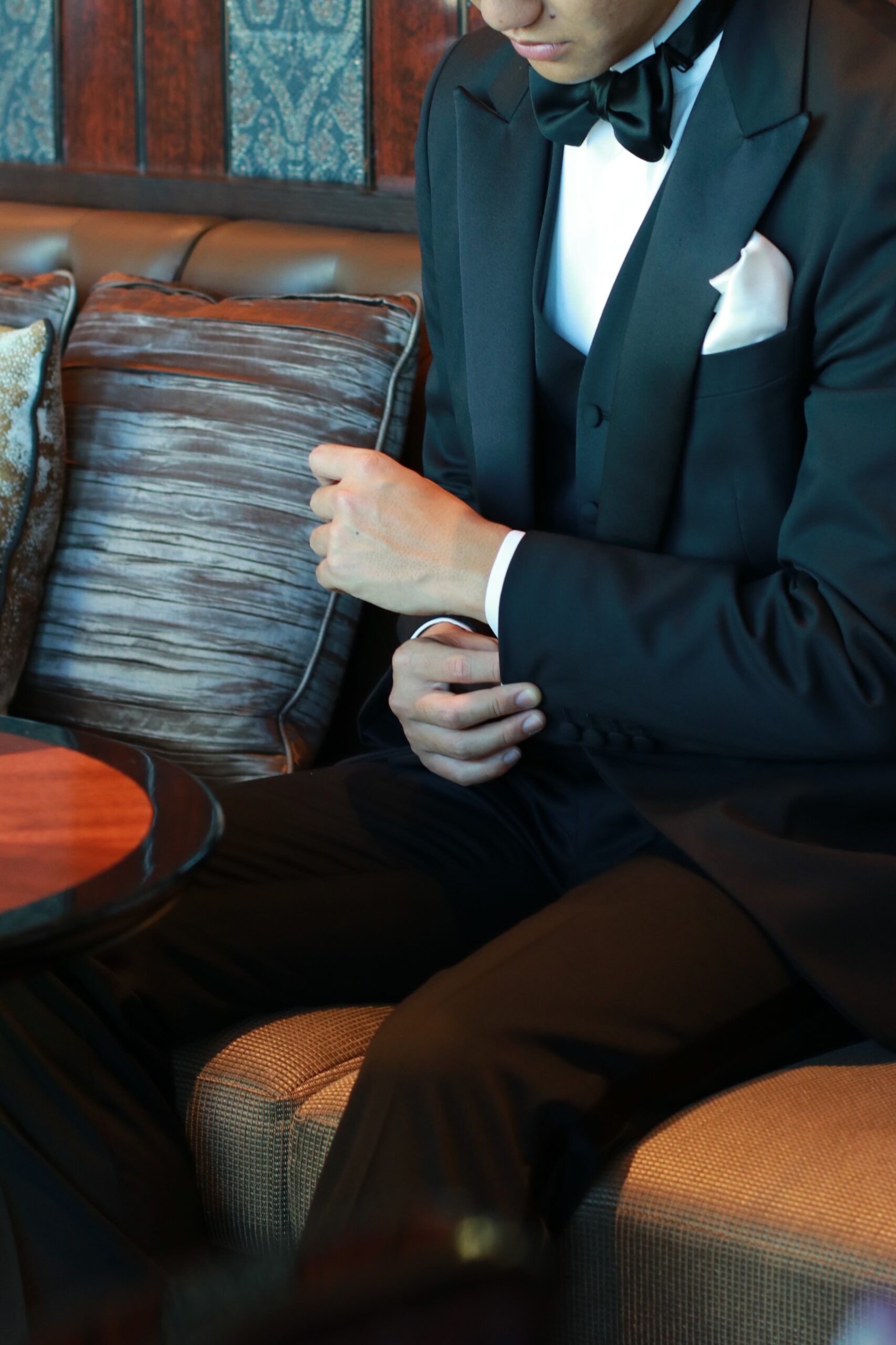 ザトリートドレッシングの新提携会場フォーシーズンズホテル東京大手町で結婚式をされる新郎におすすめの男性衣装ブラックタキシードのご紹介