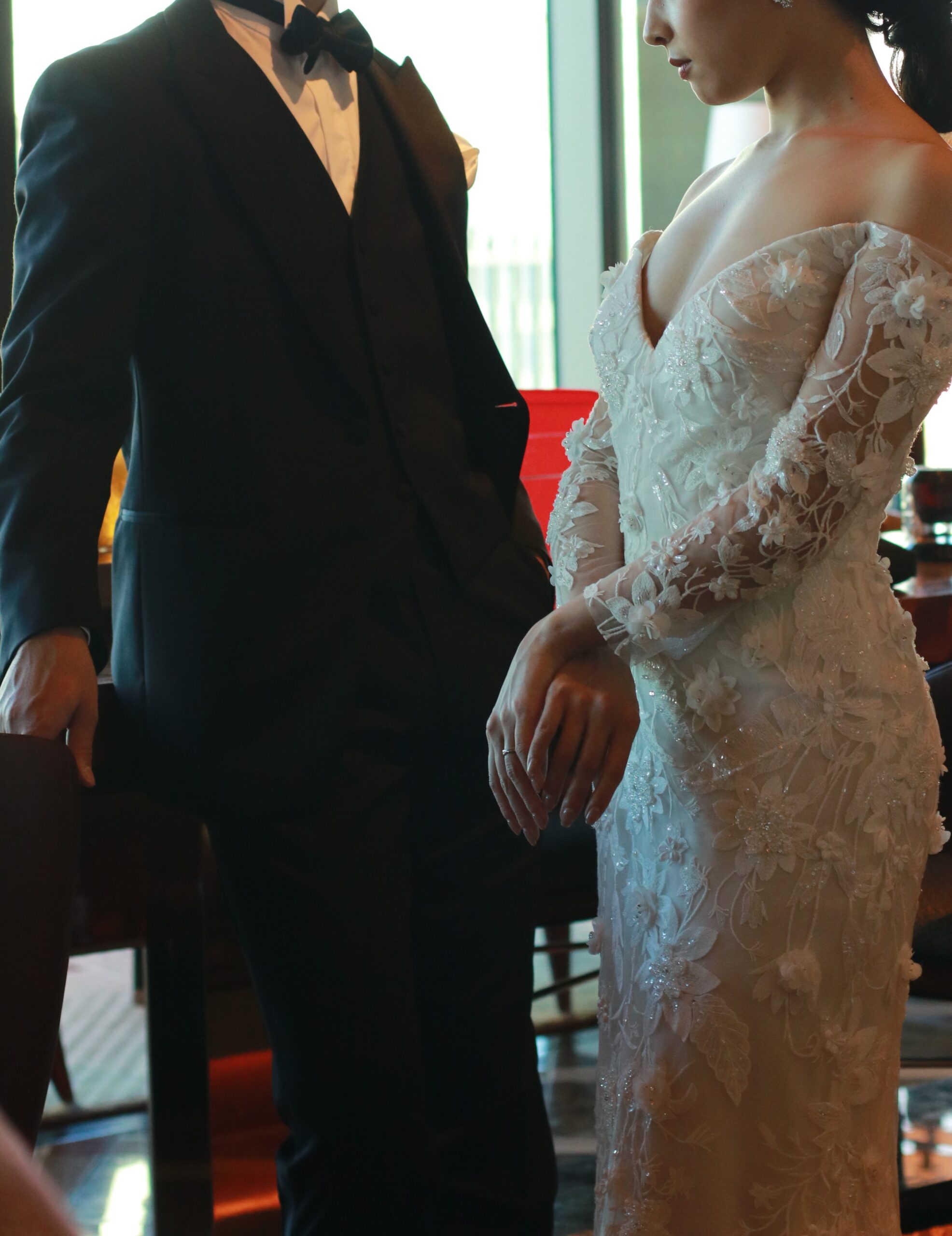 ザトリートドレッシングの 新提携会場フォーシーズンズホテル東京大手町でリームアクラの総レースのビジューの刺繍が美しいロングスリーブのマーメイドラインのウェディングドレスのご紹介