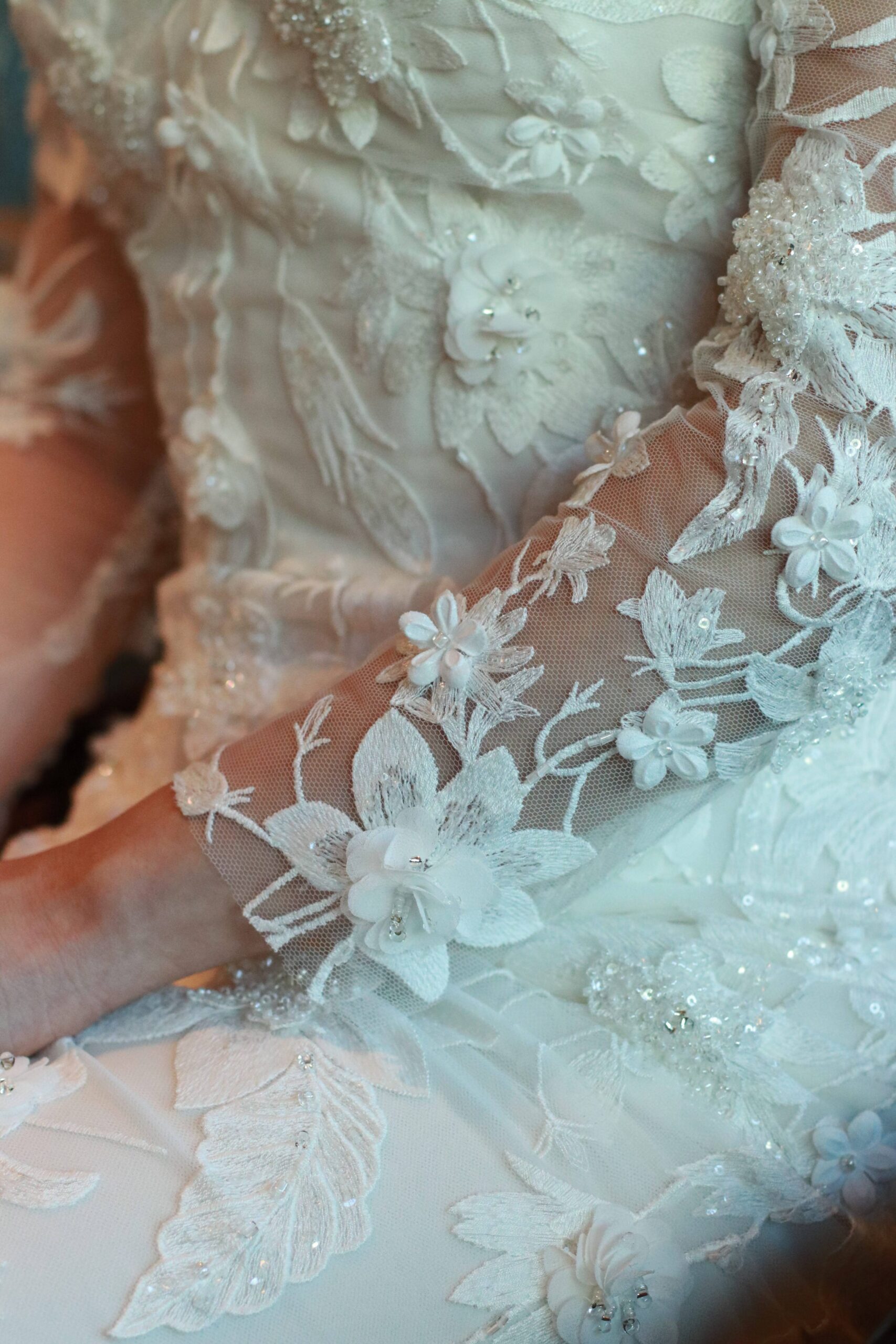 ザトリートドレッシングの新提携会場フォーシーズンズホテル東京大手町におすすめのリームアクラの総レースのビジューの刺繍が美しいロングスリーブのマーメイドラインのウェディングドレスを長いウェディングドレザトリートドレッシングの 新提携会場フォーシーズンズホテル東京大手町でリームアクラの総レースのビジューの刺繍が美しいロングスリーブのマーメイドラインのウェディングドレスのご紹介スのご紹介