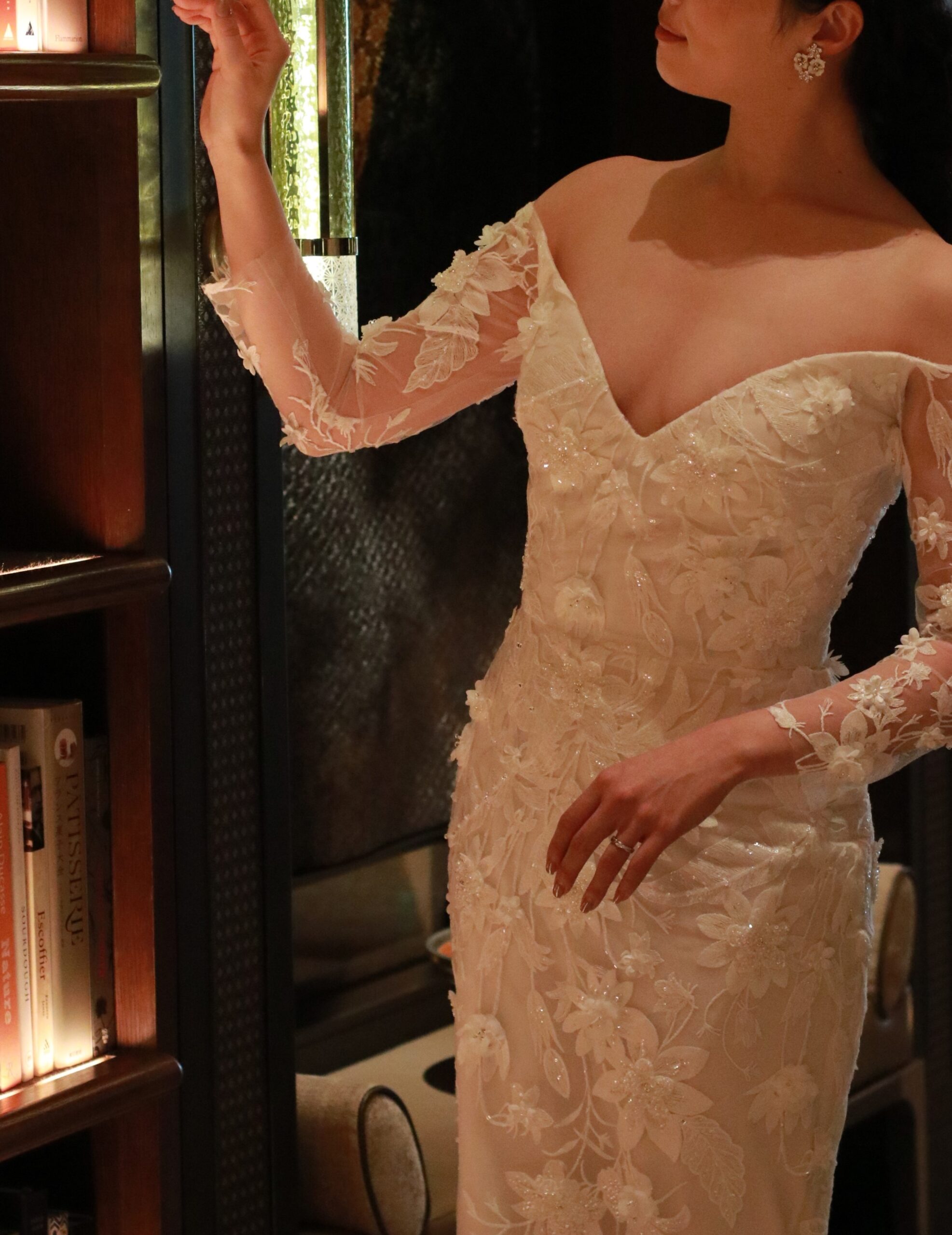 ザトリートドレッシングの新提携会場フォーシーズンズホテル東京大手町でザトリートドレッシングの 新提携会場フォーシーズンズホテル東京大手町でリームアクラの総レースのビジューの刺繍が美しいロングスリーブのマーメイドラインのウェディングドレスのご紹介