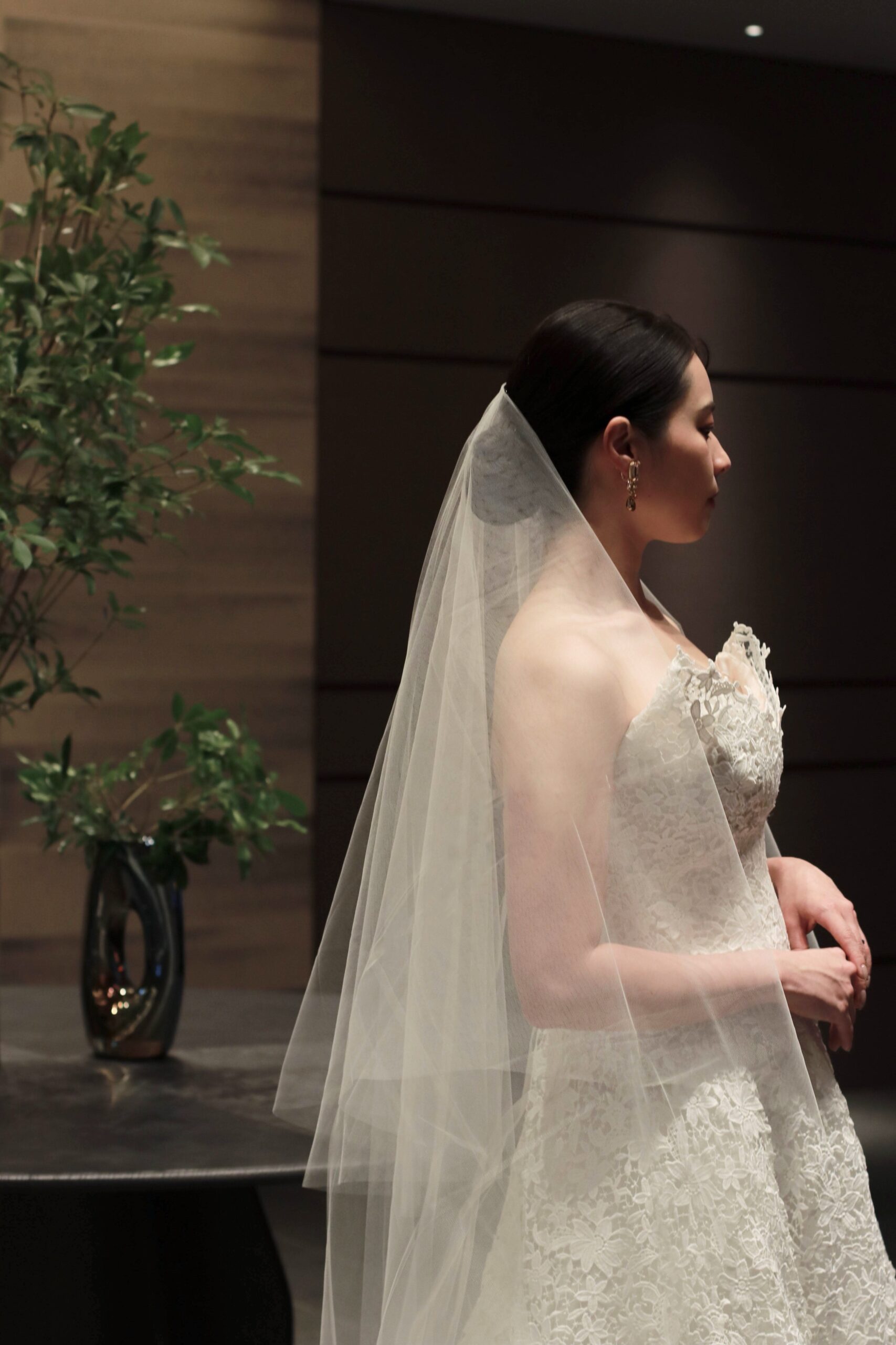 フォーシーズンズホテル東京大手町のラグジュアリーな雰囲気には、東京のドレスショップで人気のザトリートドレッシングのレースのウェディングドレスが映えます