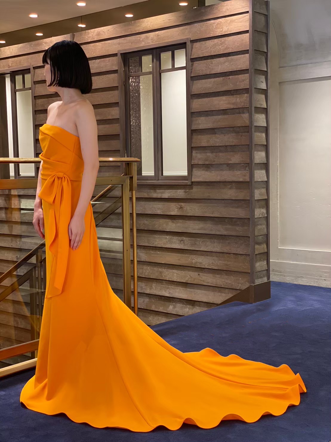 クレープ素材を使用したスレンダーラインが美しいオレンジのカラードレスがトリートドレッシング大阪店に入荷しました