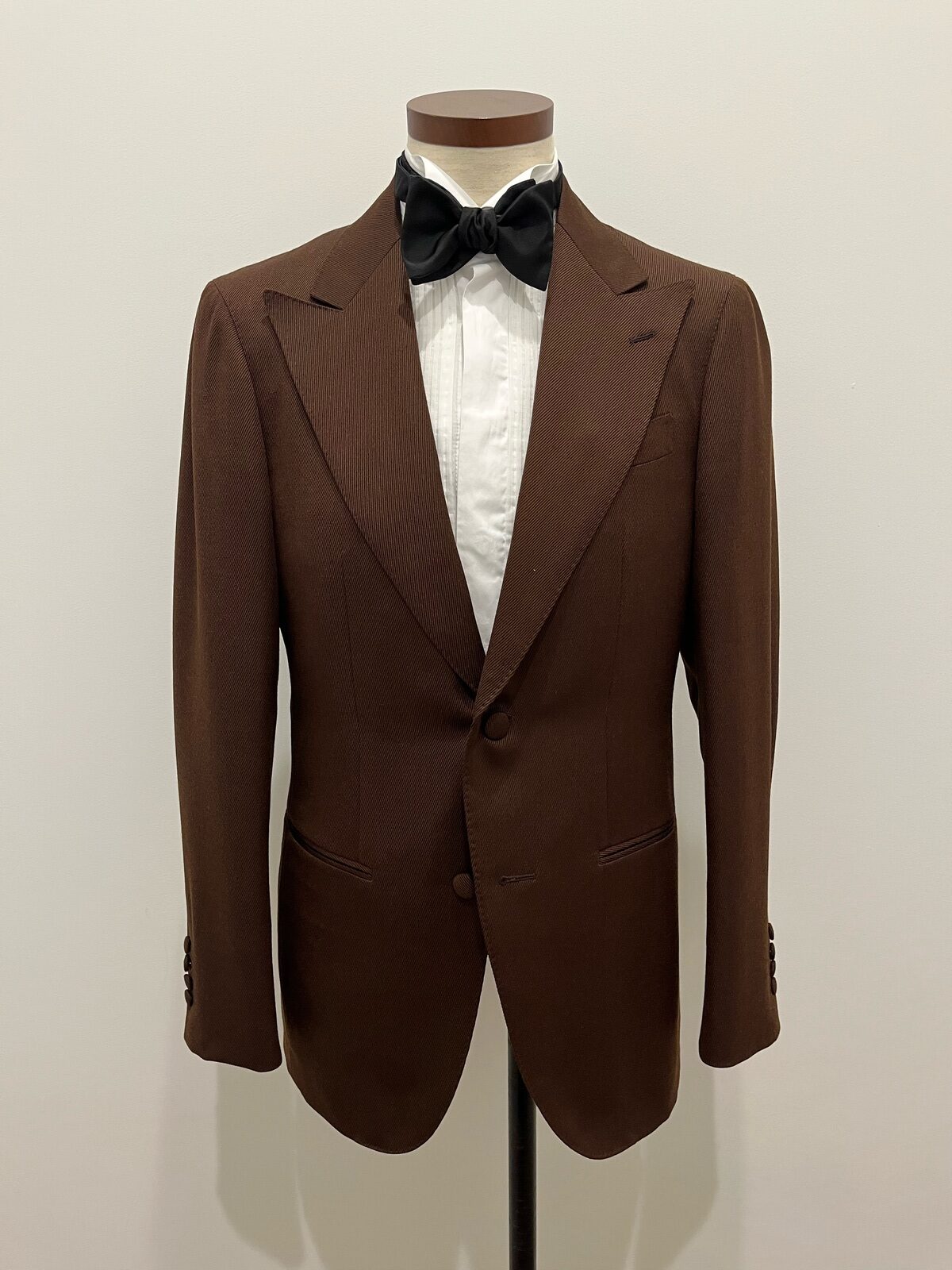 名古屋の結婚式場でお式を挙げられるおしゃれな新郎新婦様におすすめしたいブラウンのカジュアルタキシード