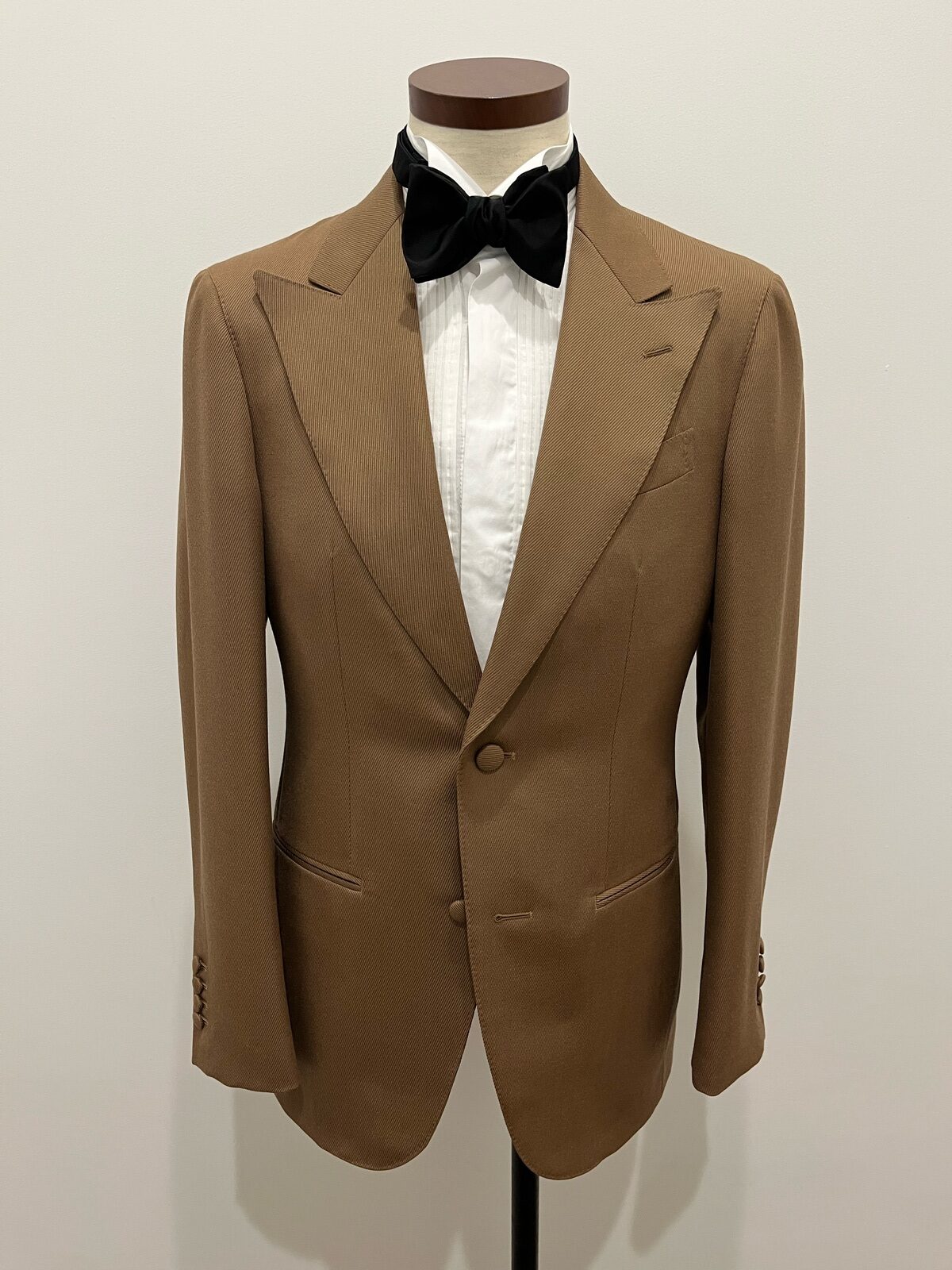 名古屋の結婚式場でお式を挙げられるおしゃれな新郎新婦様におすすめしたいベージュのカジュアルタキシード