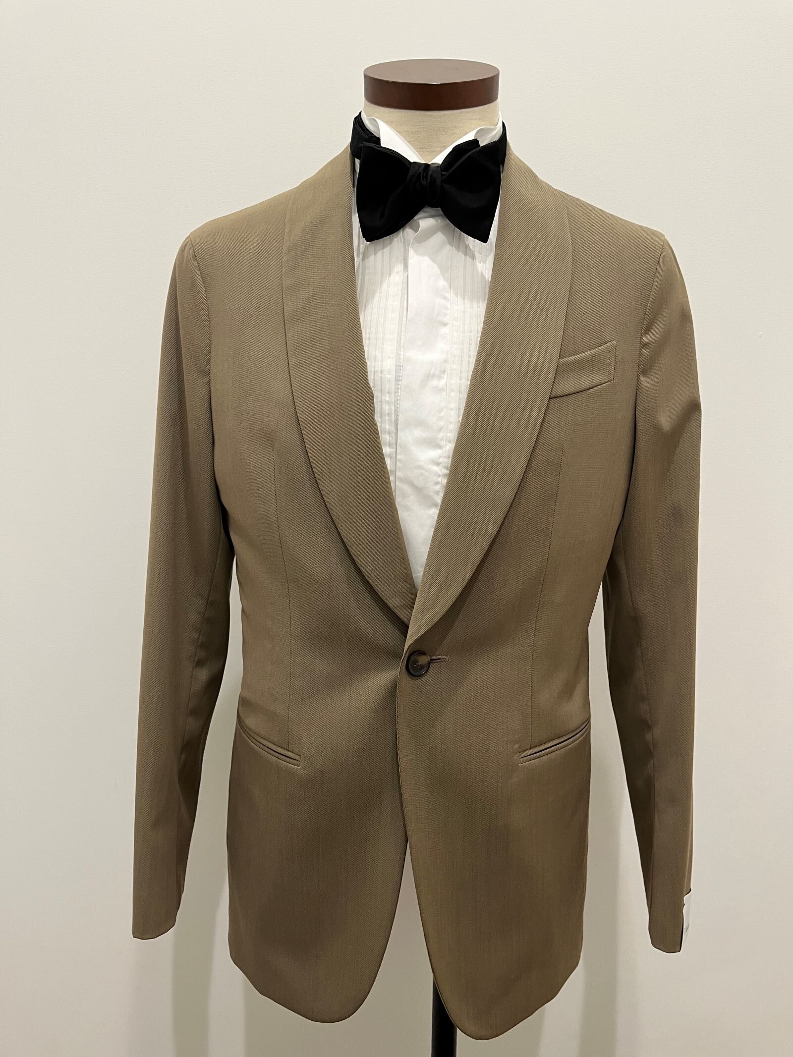 名古屋の新郎新婦様におすすめしたい販売のベージュカジュアルタキシード