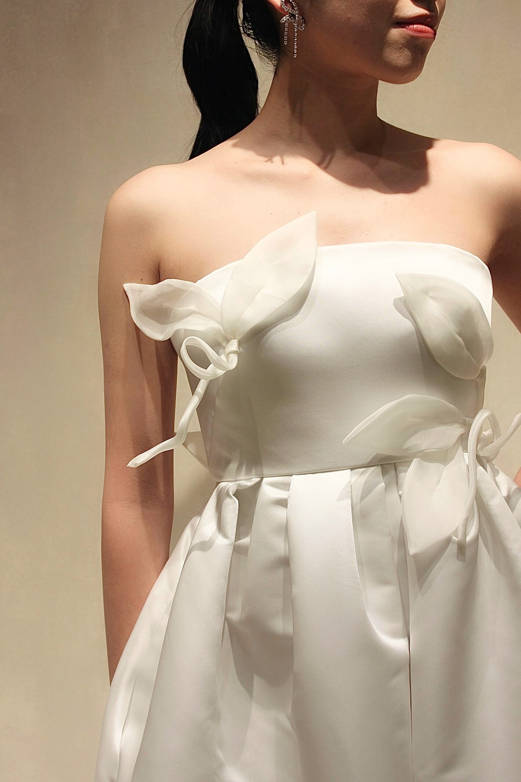 トリートがおすすめする立体的なリーフモチーフが特徴的なおしゃれなAラインの新作ウェディングドレスです