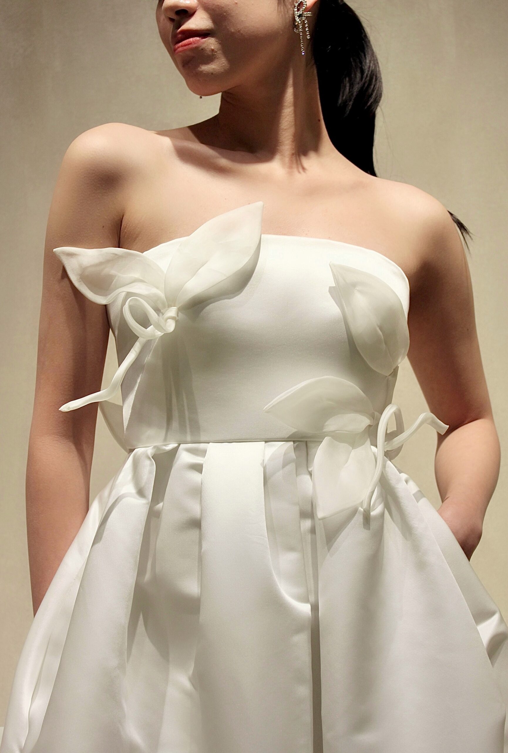 トリートがおすすめのTHE 2ND SKIN COの艶のあるシルク生地で立体的なタックスカートでボリュームのあるAラインの新作ウェディングドレスです