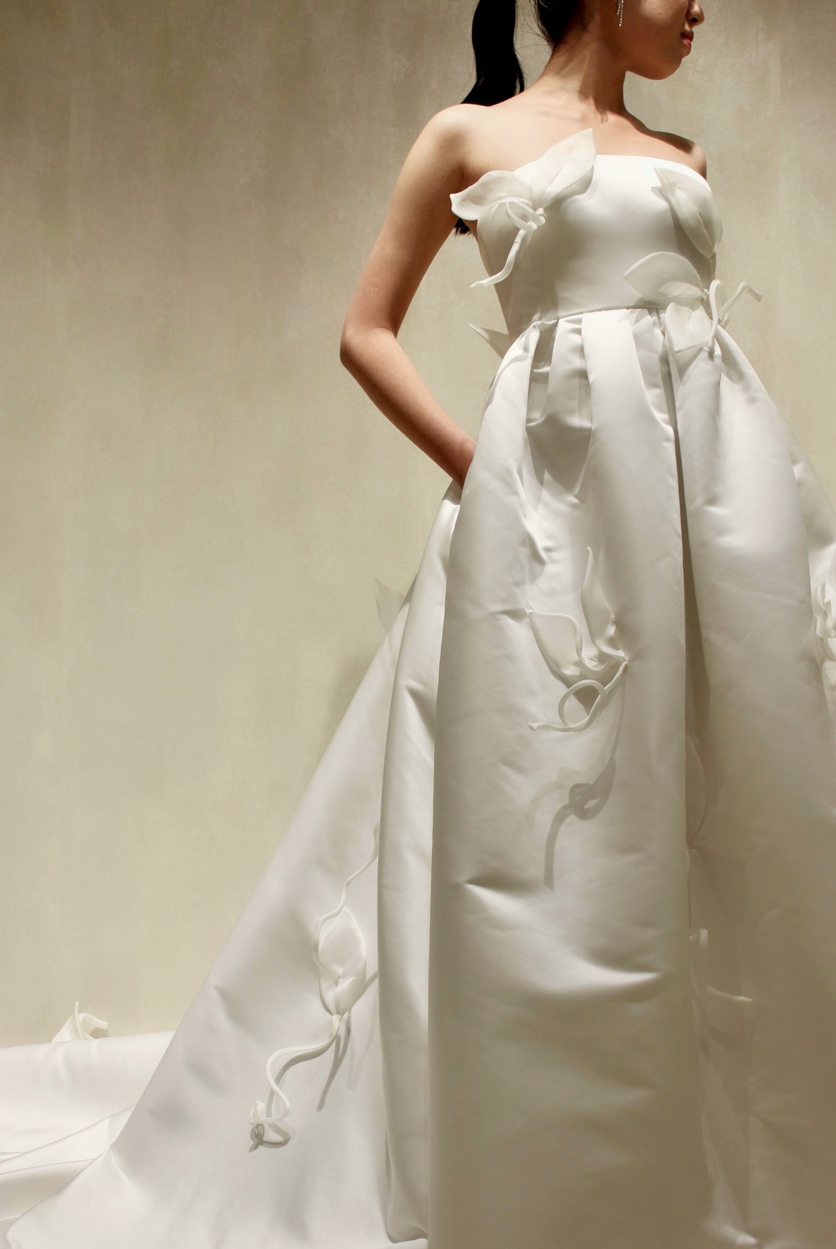 ザ セカンド スキン コのポケットがついているAラインのクラシカルでおしゃれな新作ウェディングドレスです