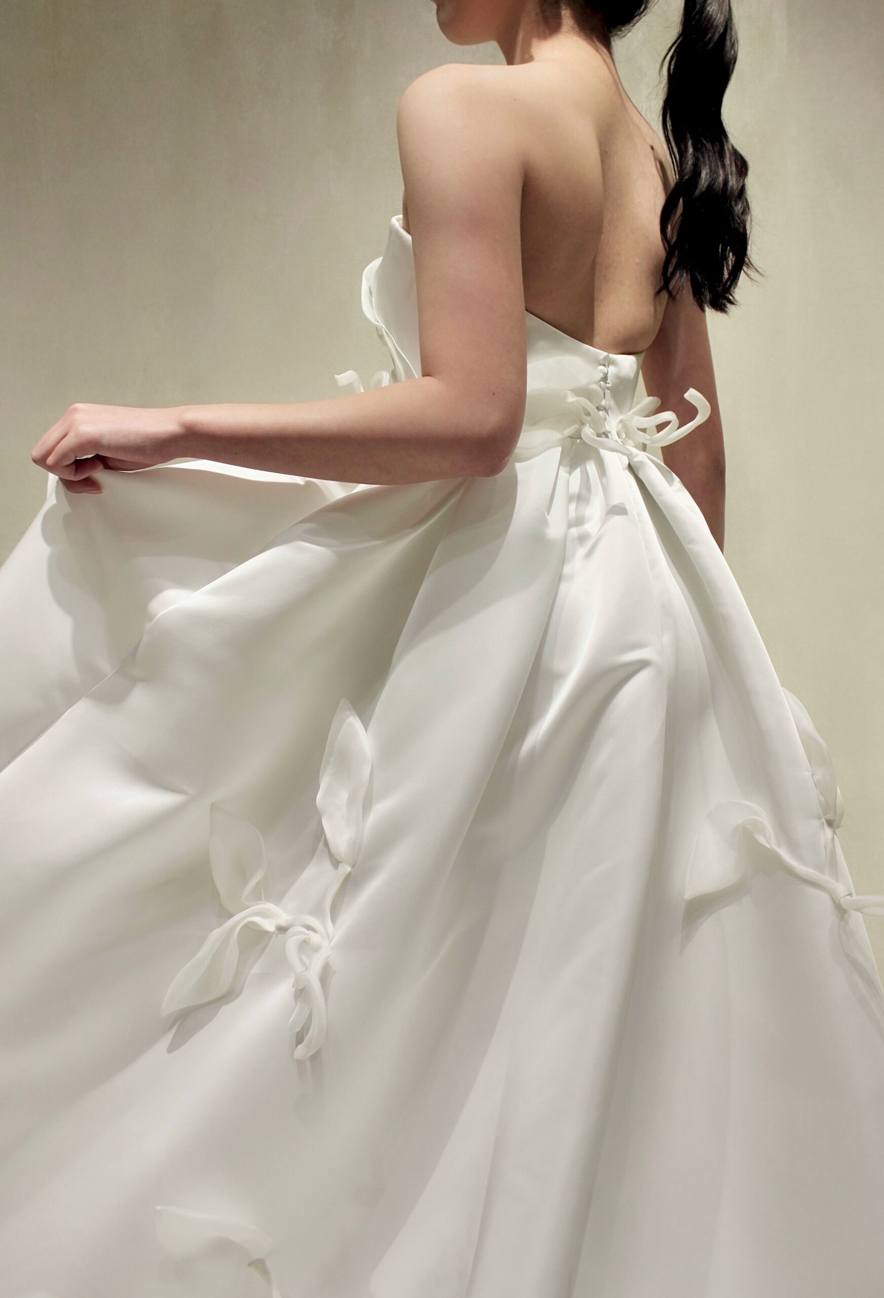 トリートで人気のスカートがふんわりとしたラインを叶えるモダンでデザイン性のあるAラインのウェディングドレス