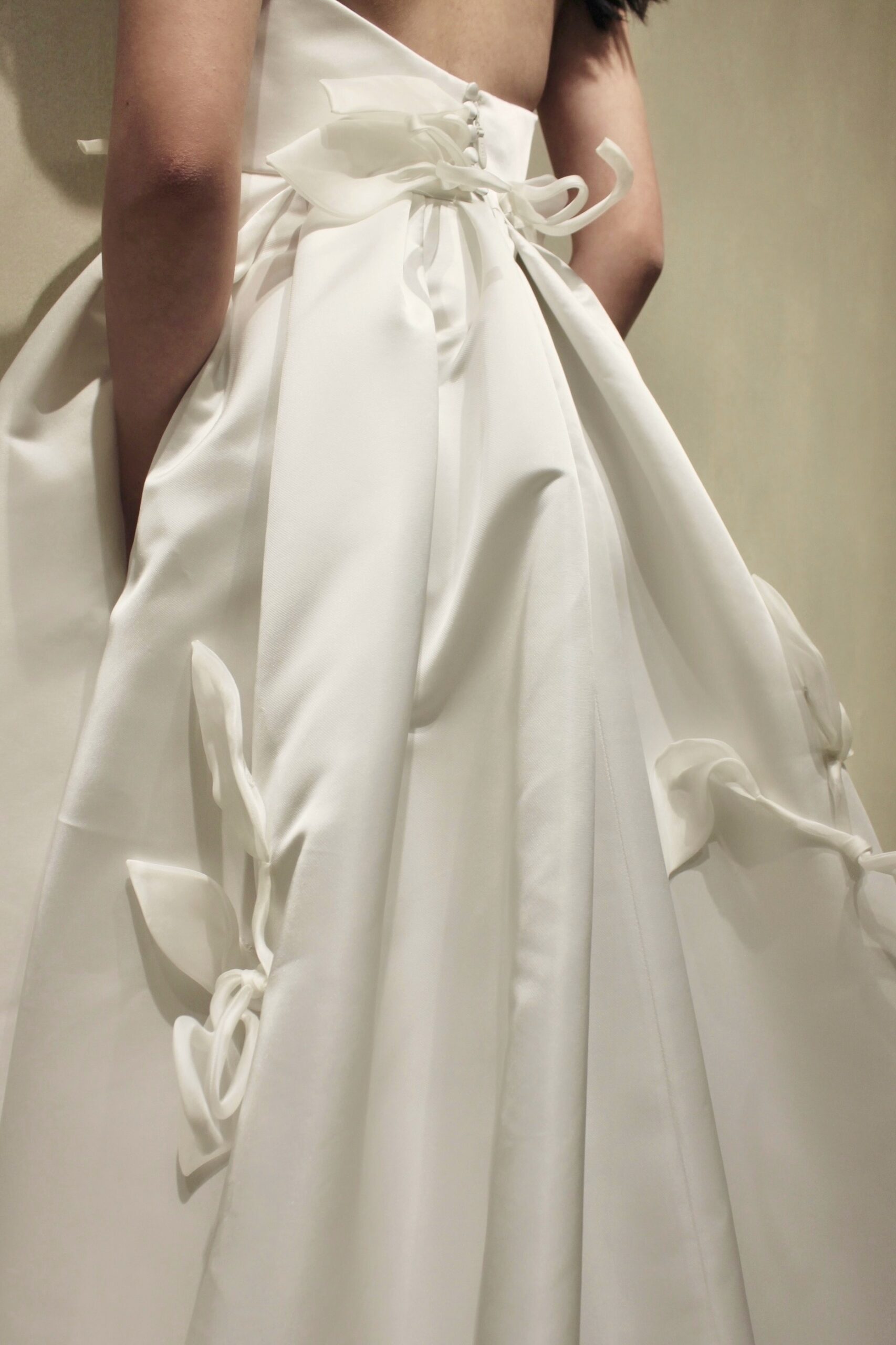 ハリと艶感あるシルクに立体的なモチーフでデザイン性がトリートがおすすめするおしゃれなトリートのAラインのウェディングドレス