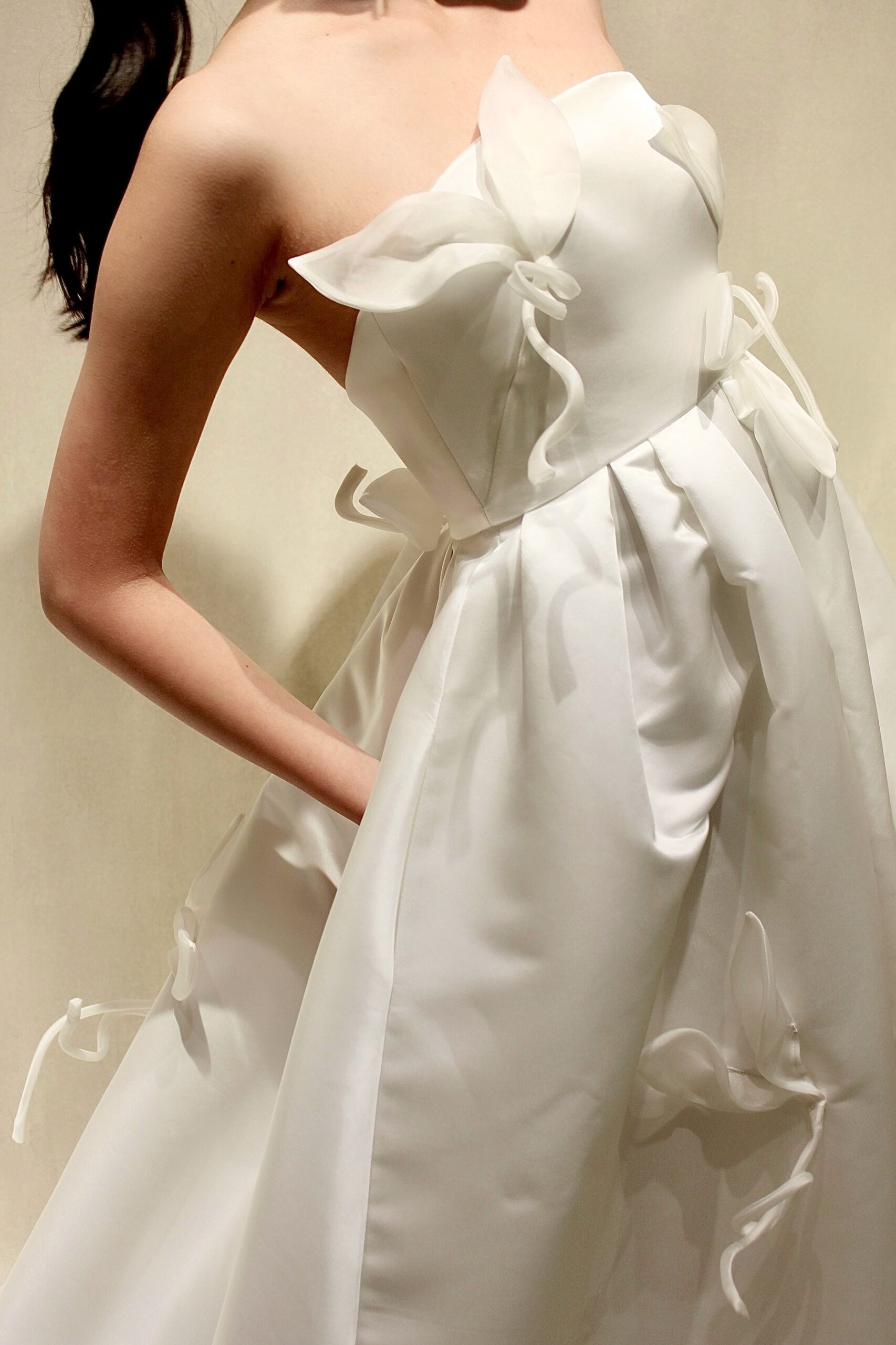 トリートドレッシングがおすすめするTHE 2ND SKIN COの立体的なモチーフが施されたAラインの新作ウェディングドレスです