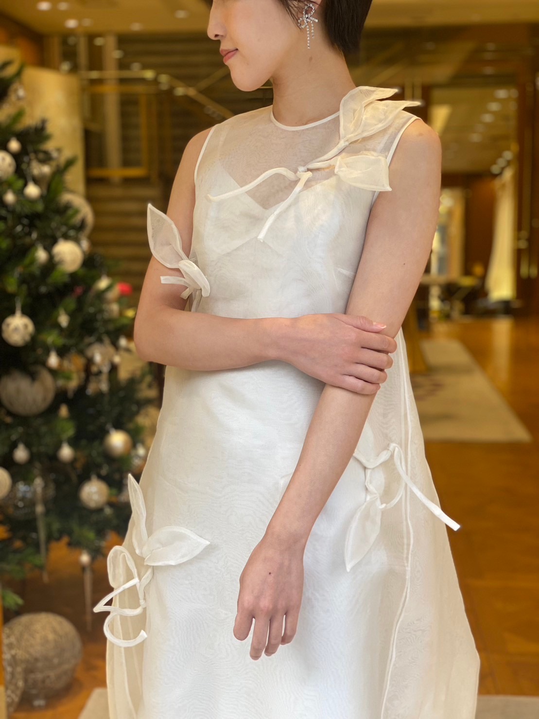 ザトリートドレッシング大阪店よりおすすめの立体的なリーフデザインが美しいモダンなウェディングドレス