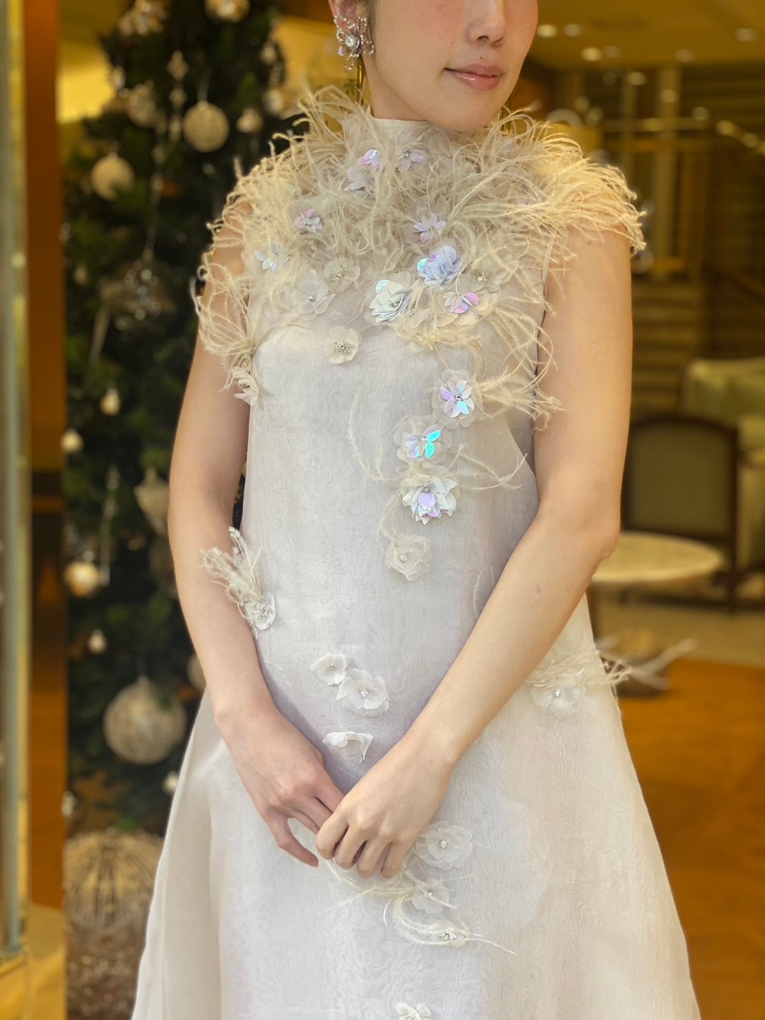 ザガーデンオリエンタル大阪におすすめなお花モチーフとフェザーが美しいドレス