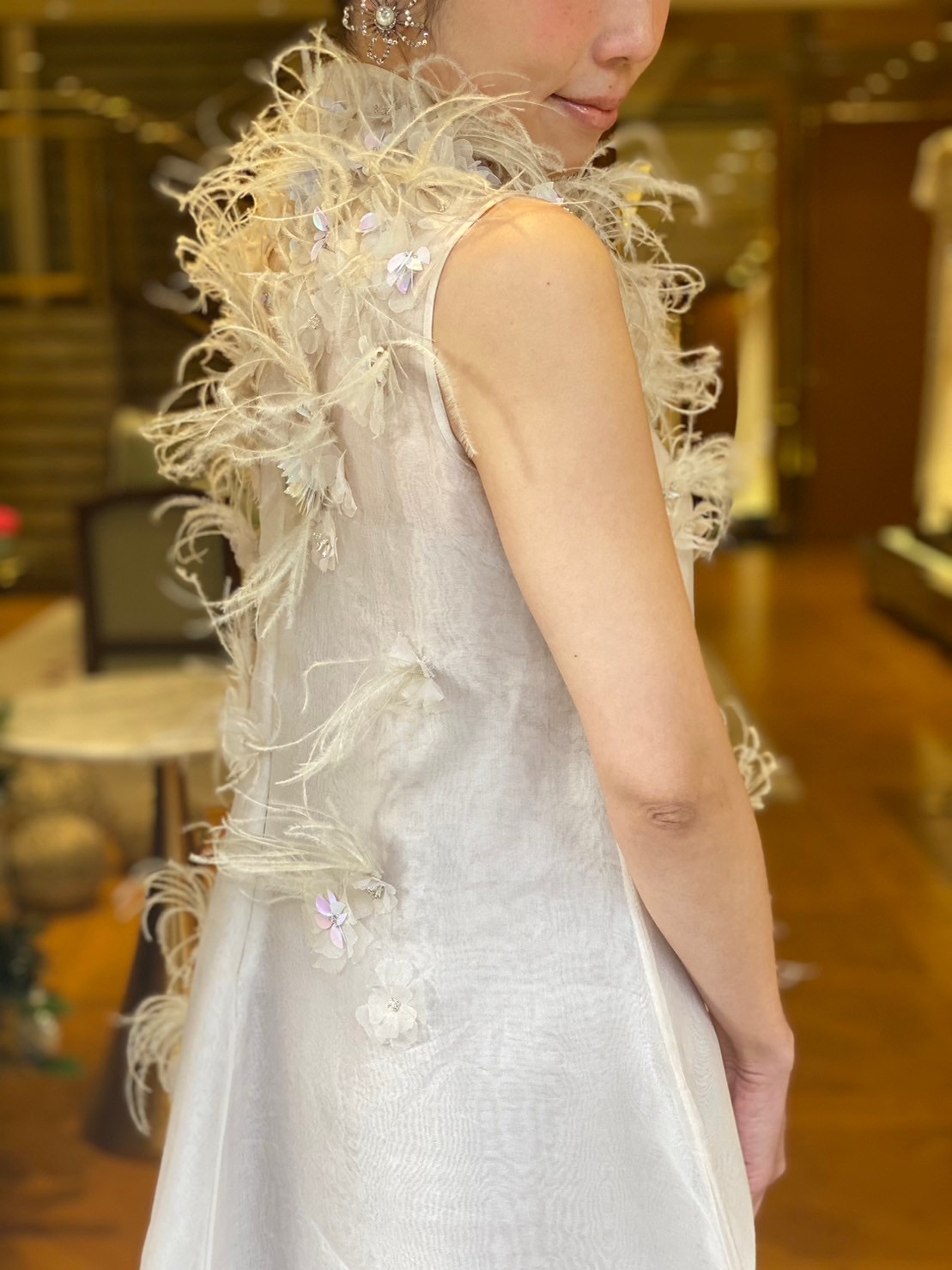 お色直しお衣裳にオススメの華やかでモダンなAラインの新作のウェディングドレス