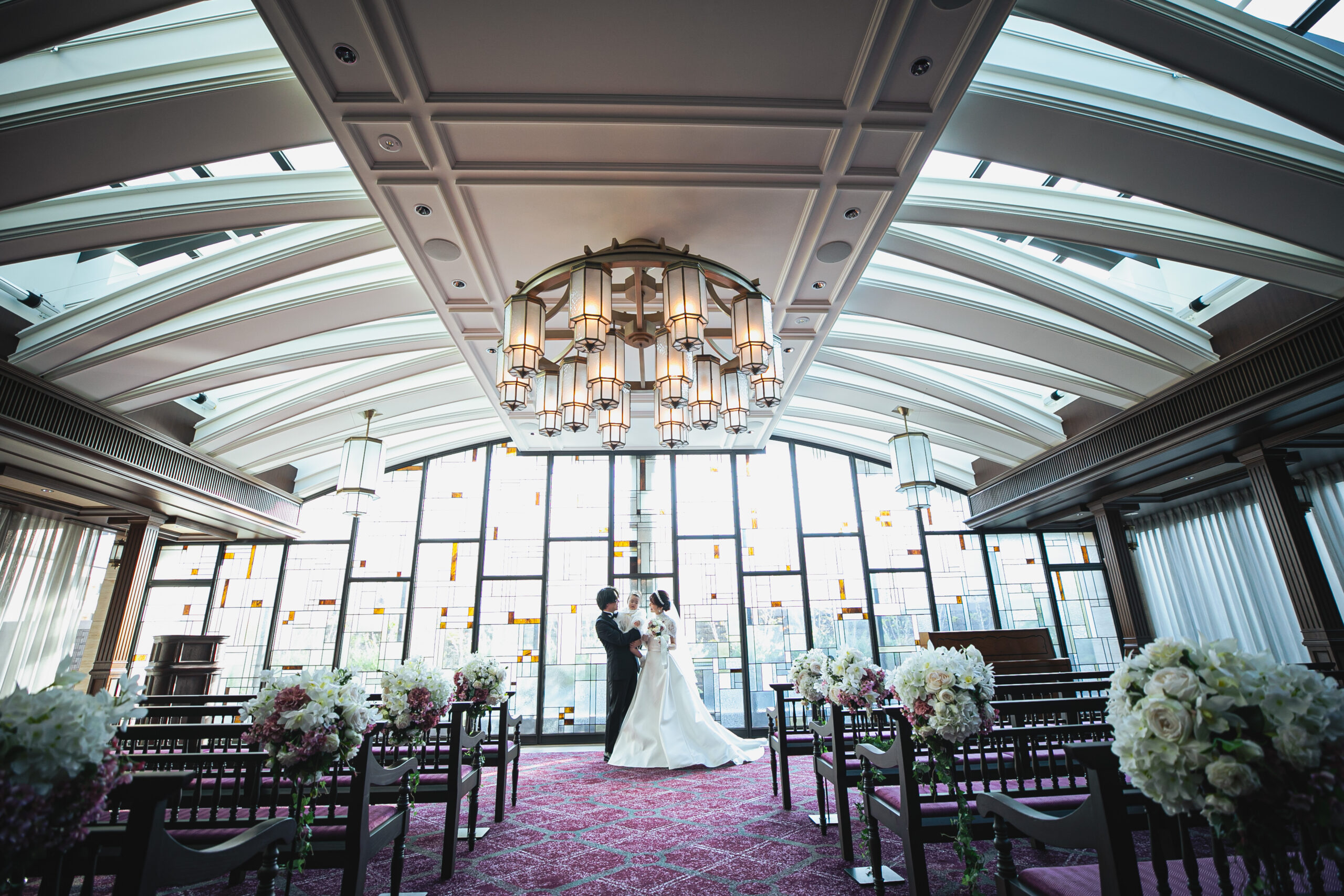 東海・名古屋・岐阜エリアの花嫁に人気のザトリートドレッシング名古屋店がおすすめしたい、インポートのウェディングドレス、マークイングラムフォーヴァレンティーニのレースが美しいAラインのウェディングドレスに上品な透け感のあるグローブ合わせたコーディネート