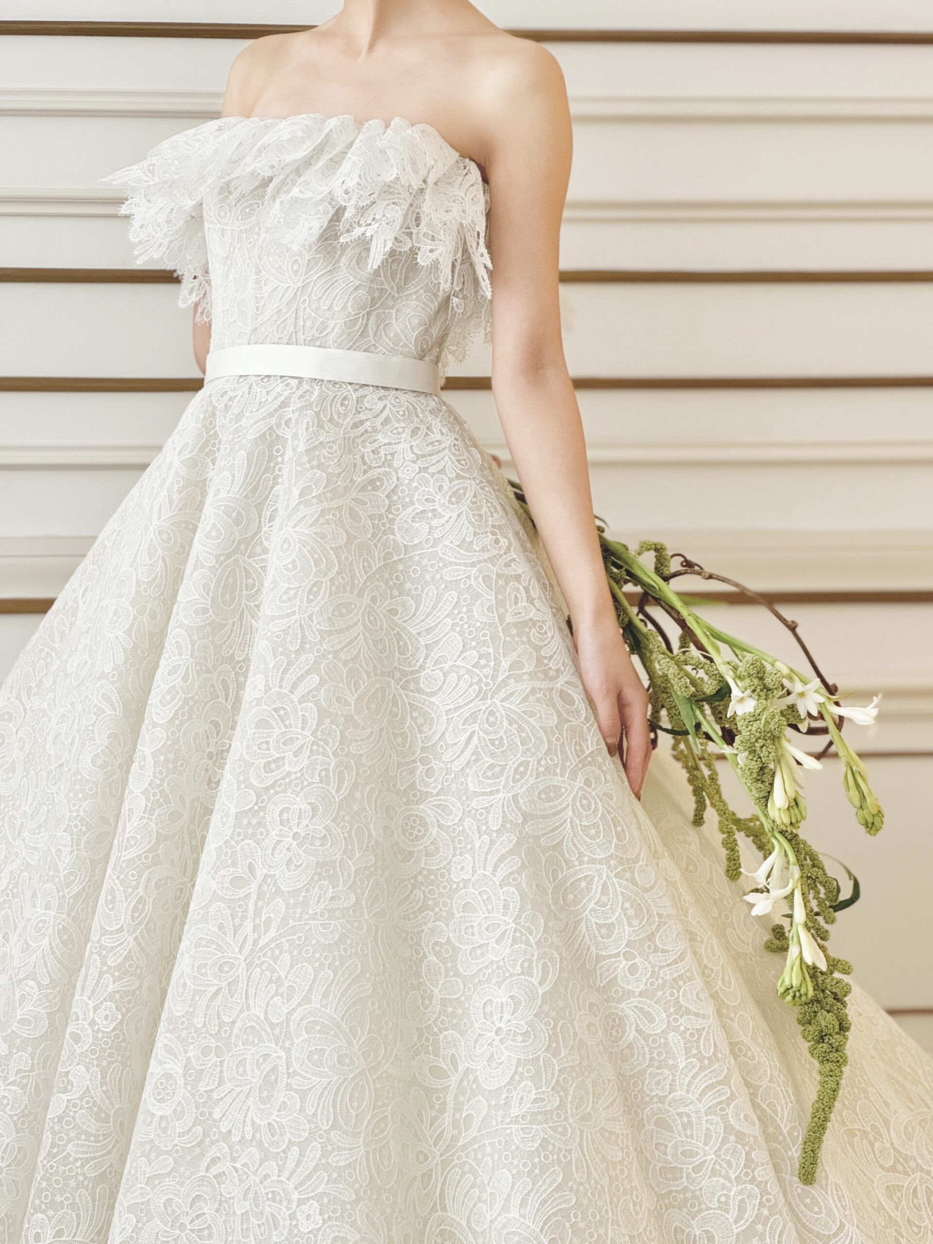 名古屋エリアで結婚式を挙げられる花嫁におすすめなエリー サーブ ブライダルのプリンセスラインの新作ウェディングドレスのご紹介。