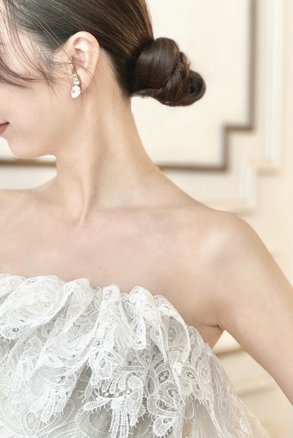 ザ トリート ドレッシング名古屋店が名古屋エリアの花嫁におすすめするマクラメレースの華やかなエリー サーブ ブライダルの新作インポートウェディングドレス