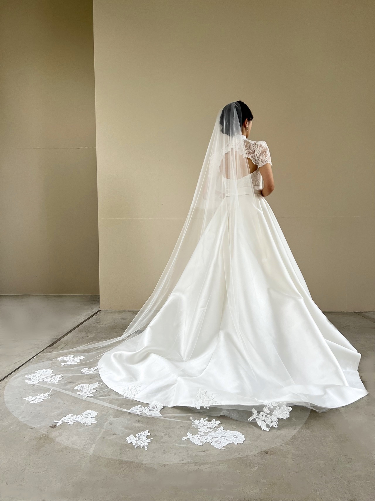 トリート福岡店の専属式場であるザ ルイガンズにおすすめのマーク イングラム フォー ヴァレンティーニの新作ウェディングドレスはクラシカルで王道なデザインがお好みの方におすすめ