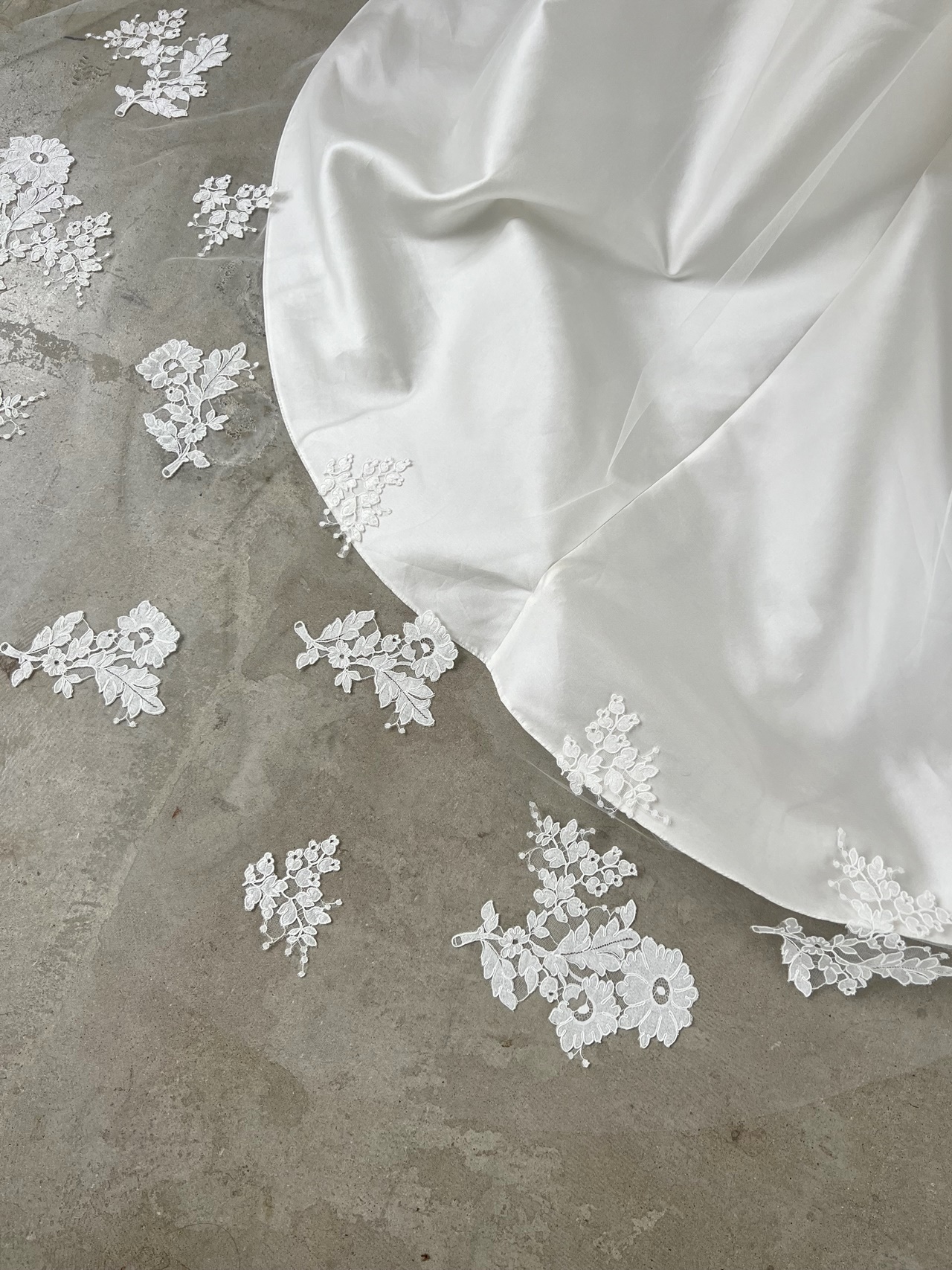 ザ トリート ドレッシングのアトリエが生み出すブランドトリート メゾンによる刺繍が華やかでゴージャスなロングベール