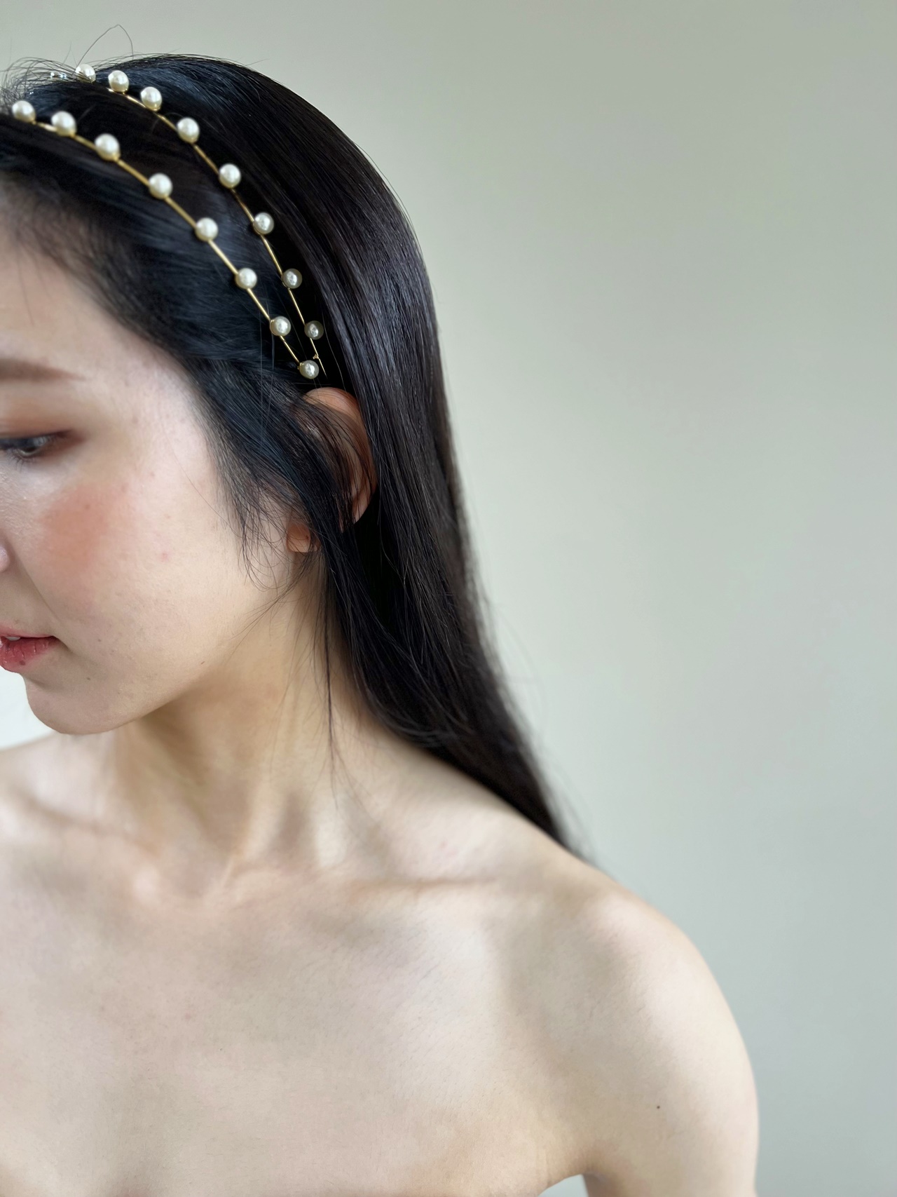 韓国ウェディングでも流行しているパールモチーフのカチューシャは、今年らしいオシャレ感と可愛らしく王道な雰囲気を叶えてくれます