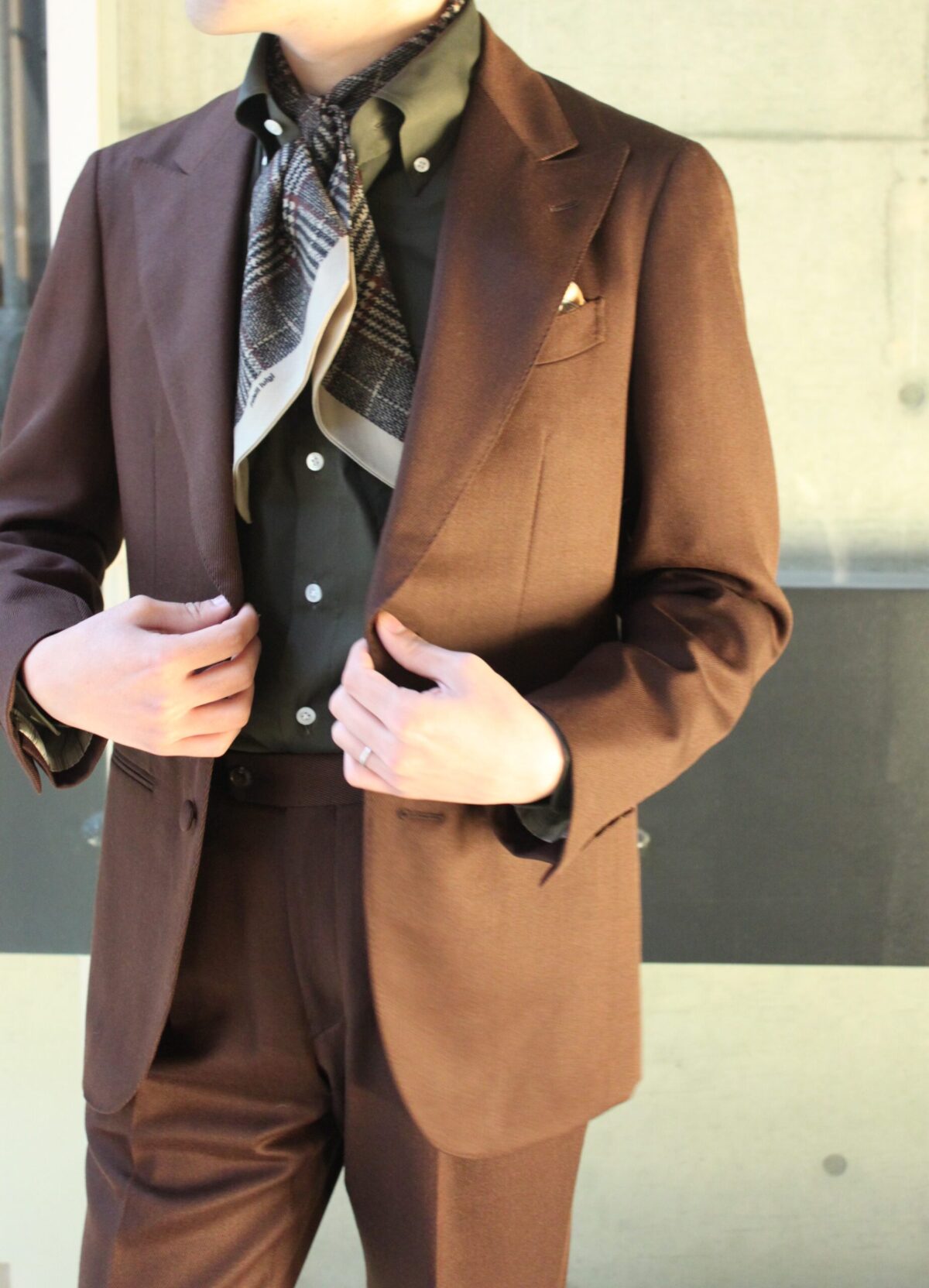 落ち着いたアースカラーで統一したコーディネート