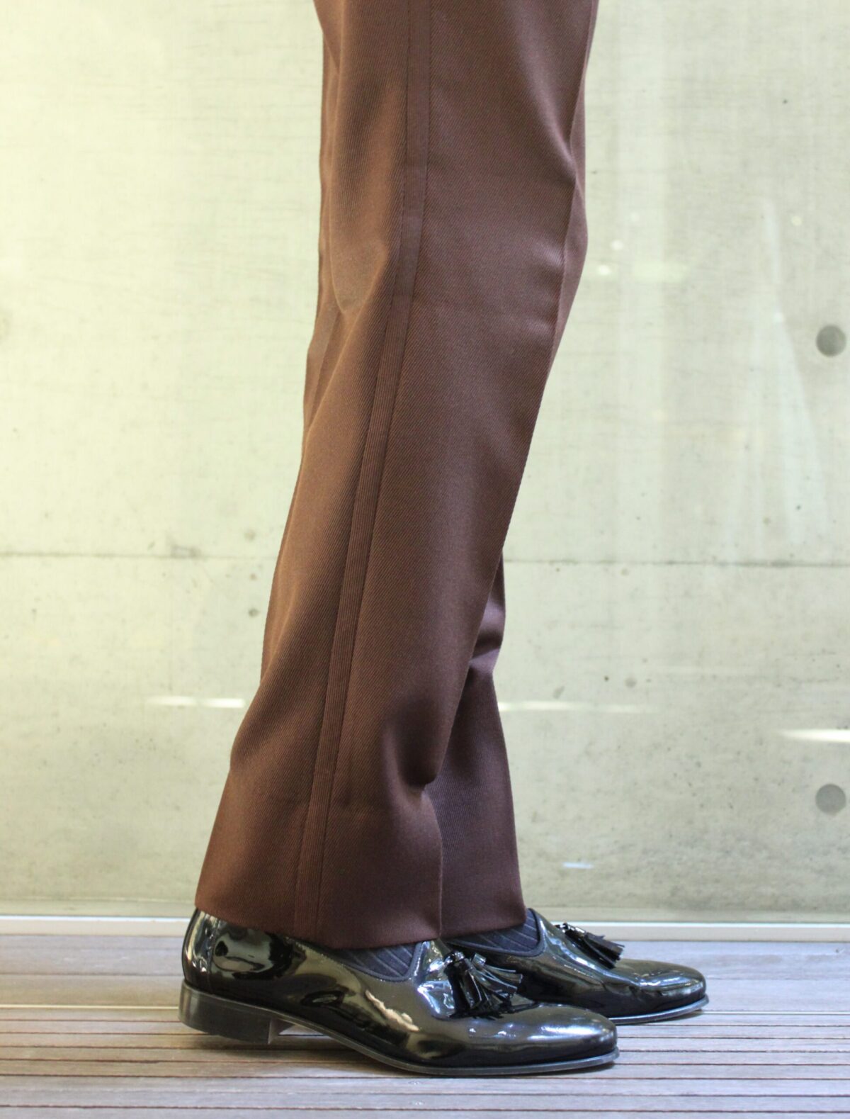 タキシードのディティールである側章が施されたパンツ