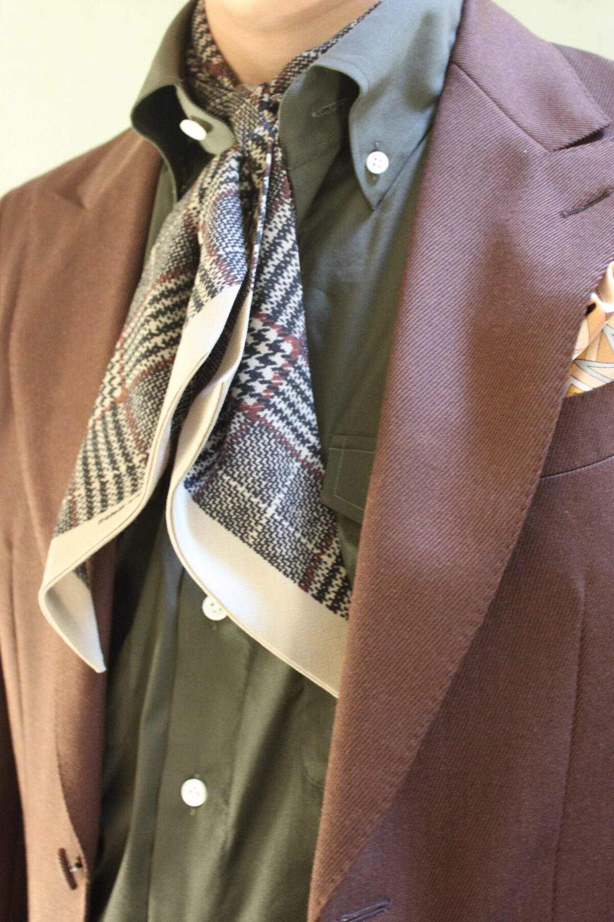 エレガントで遊び心を感じさせるスカーフスタイル